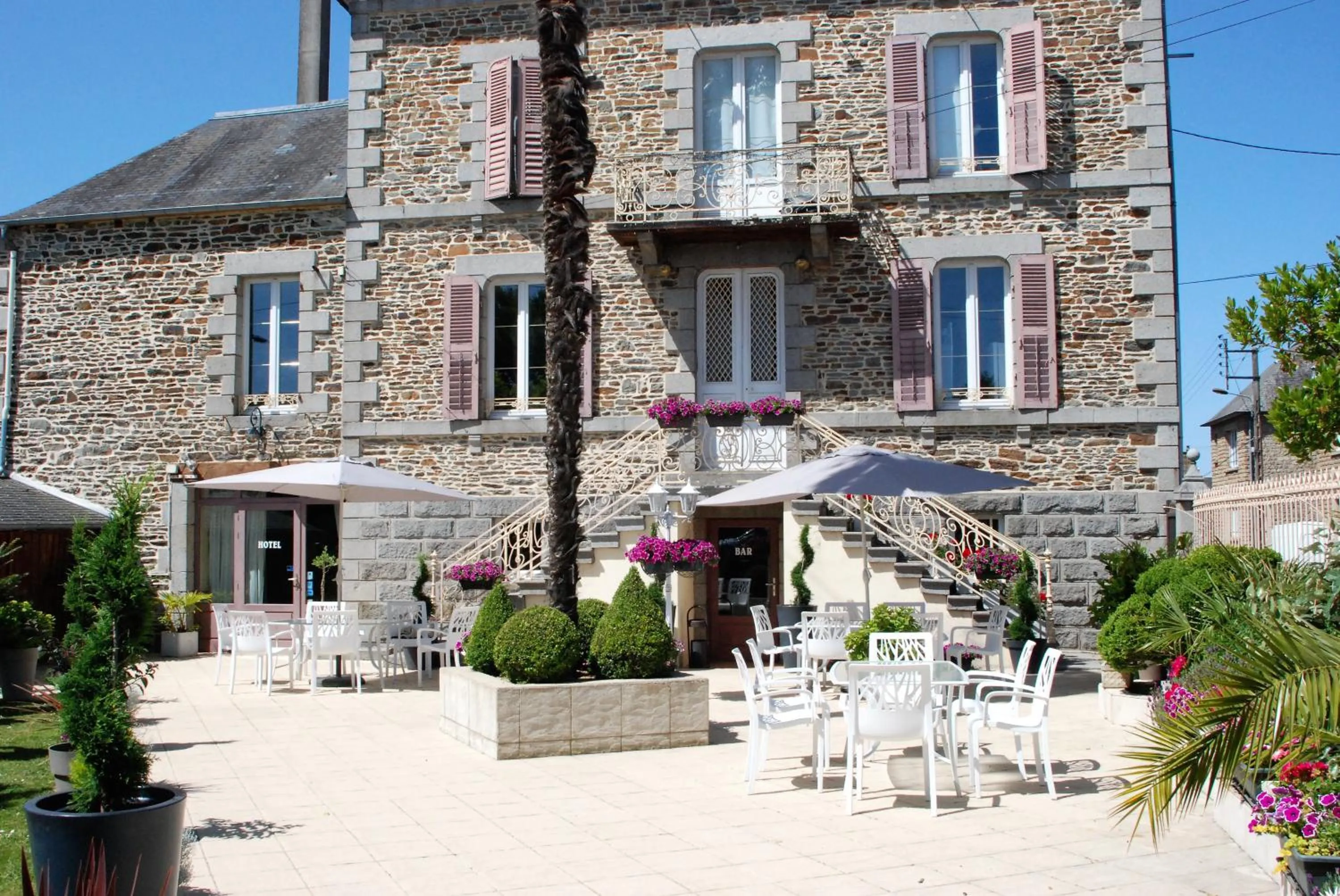Patio in Hôtel Ariane & SPA