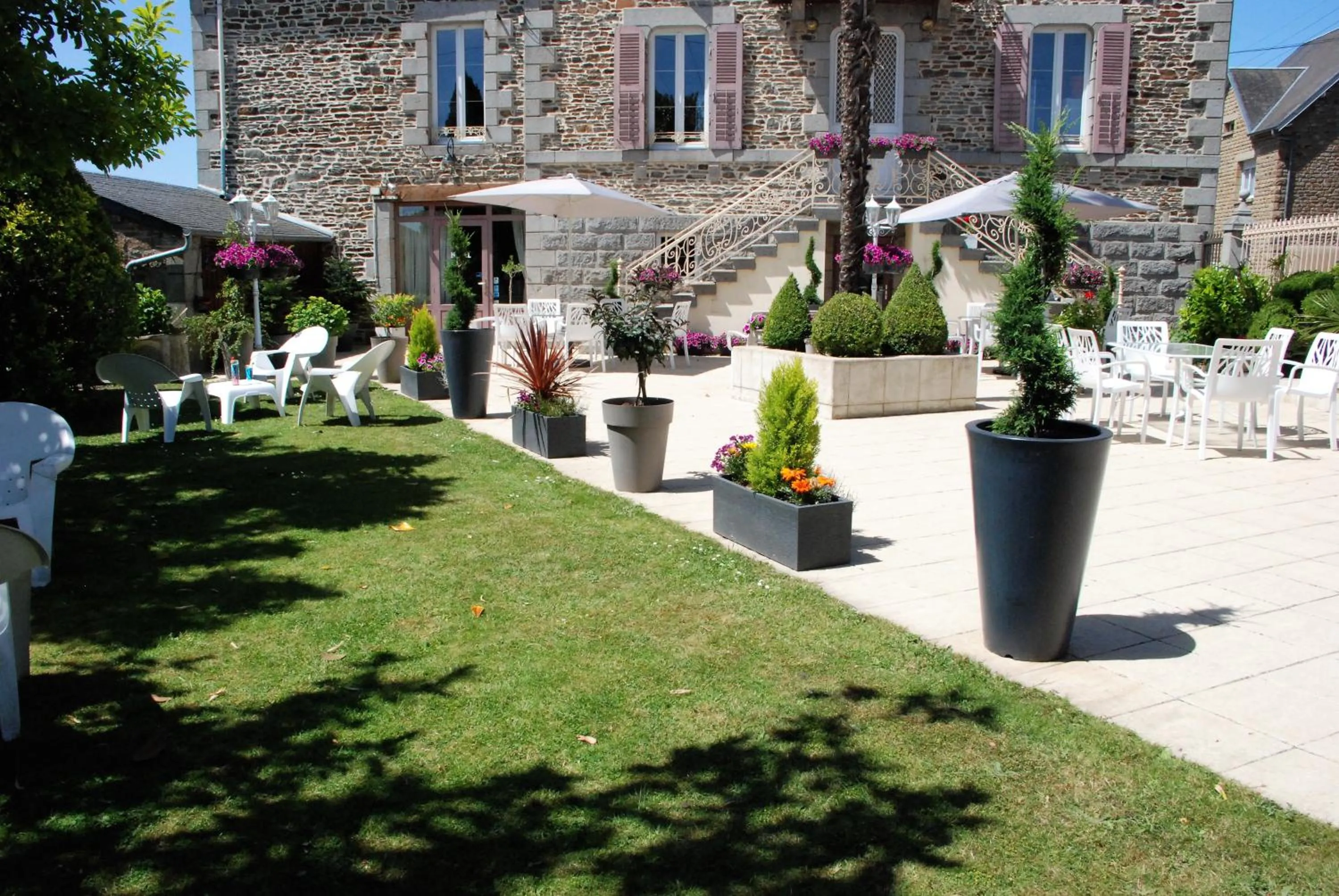 Patio in Hôtel Ariane & SPA