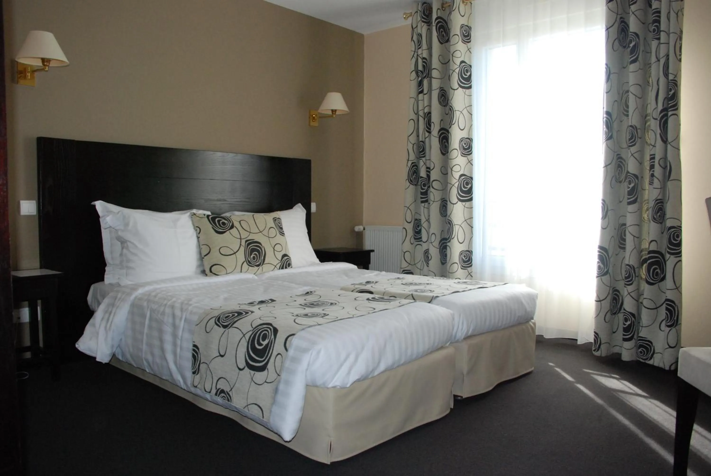 Photo of the whole room, Bed in Hôtel Ariane & SPA