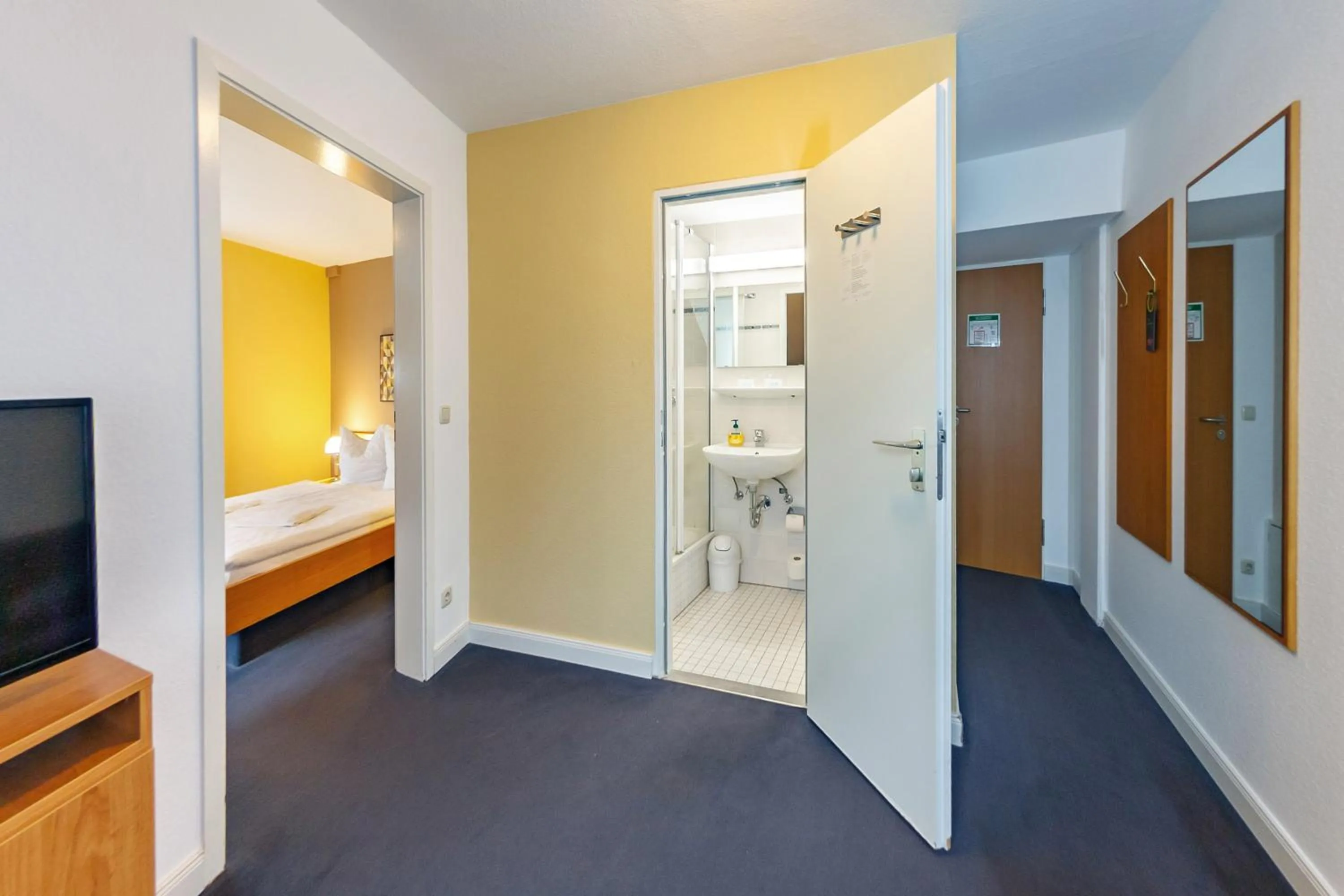 Photo of the whole room, Bed in City-Pension Dessau-Roßlau