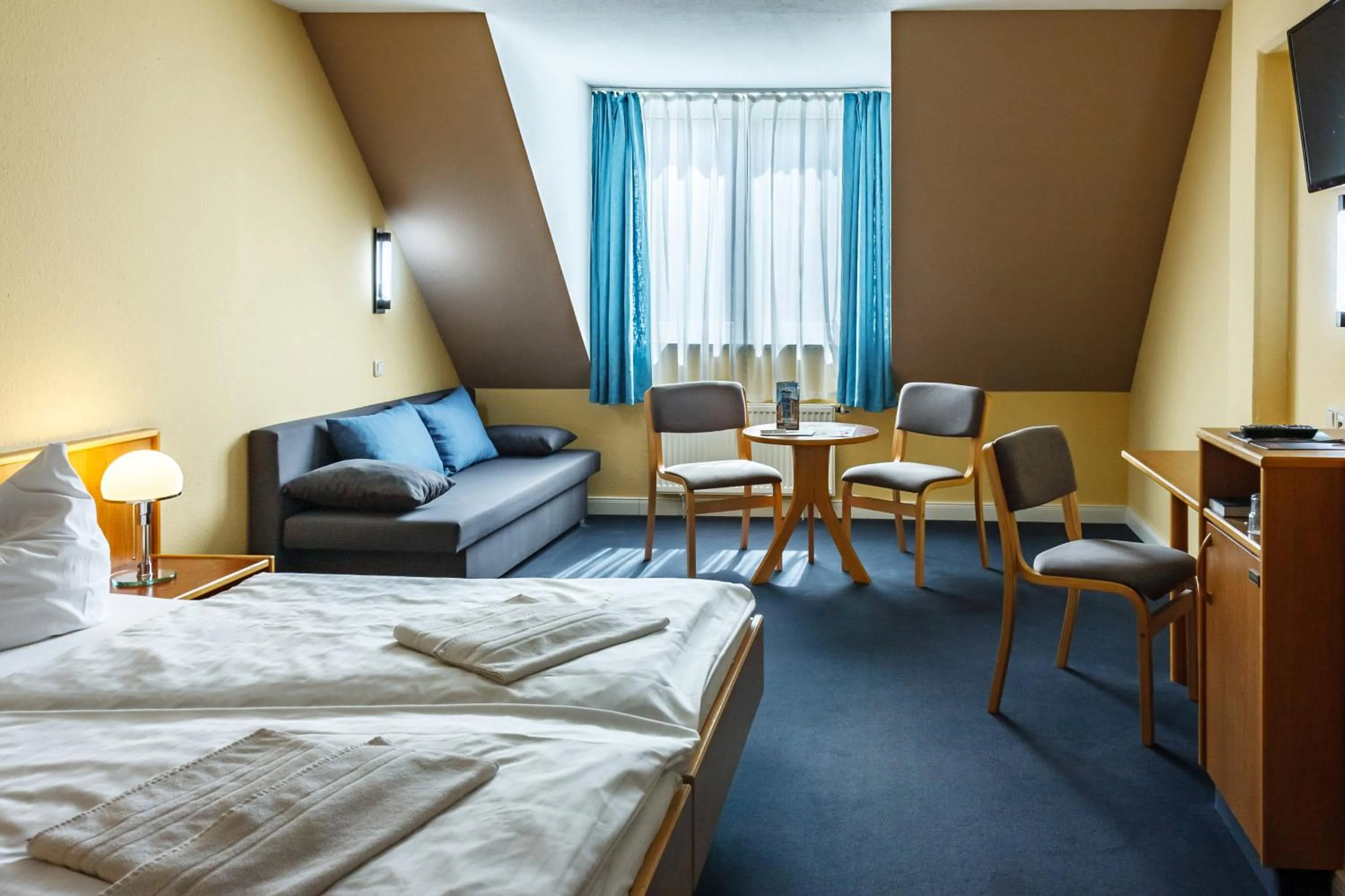 Photo of the whole room, Bed in City-Pension Dessau-Roßlau