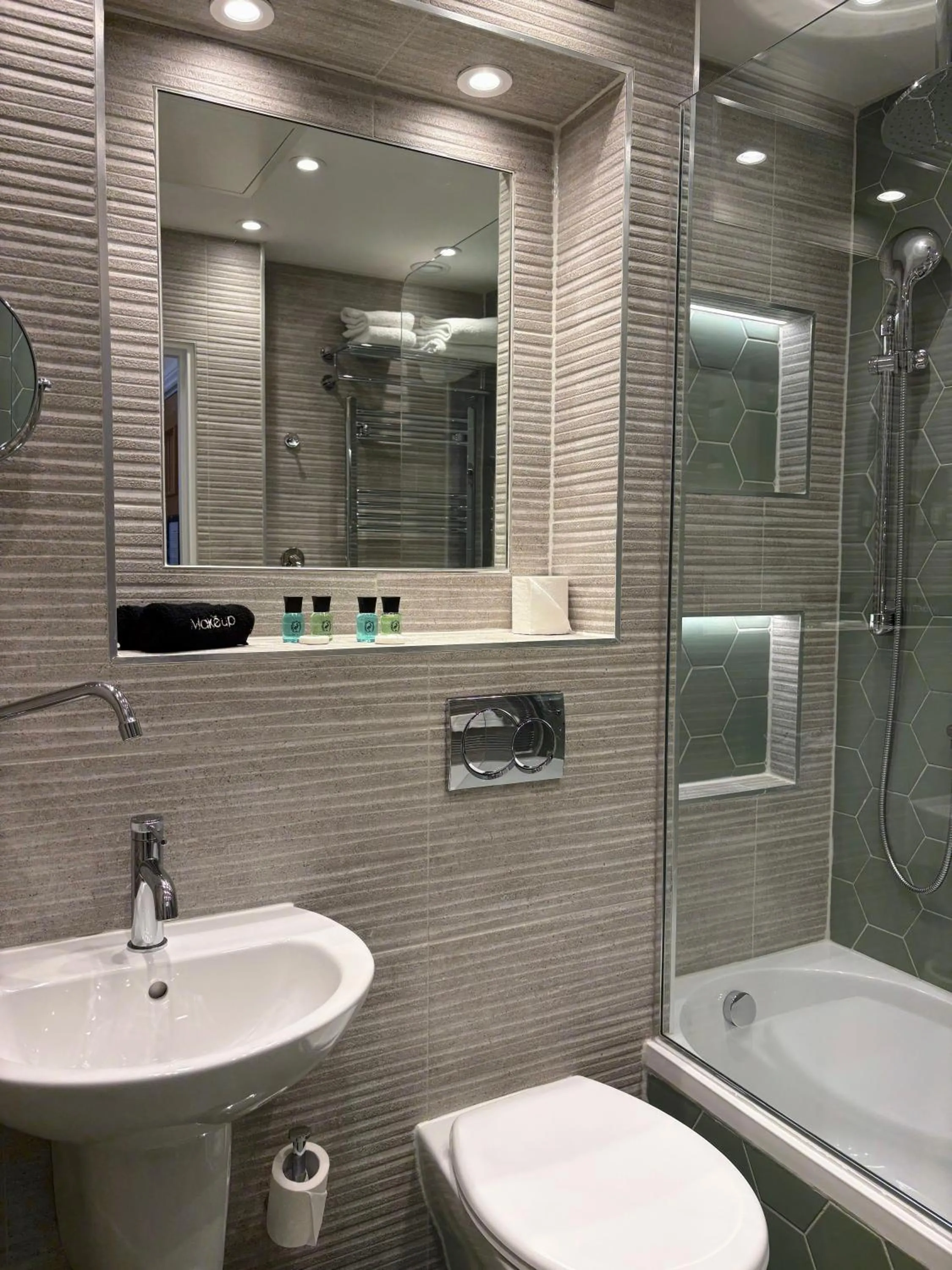 Bathroom in Roxford Lodge Hotel