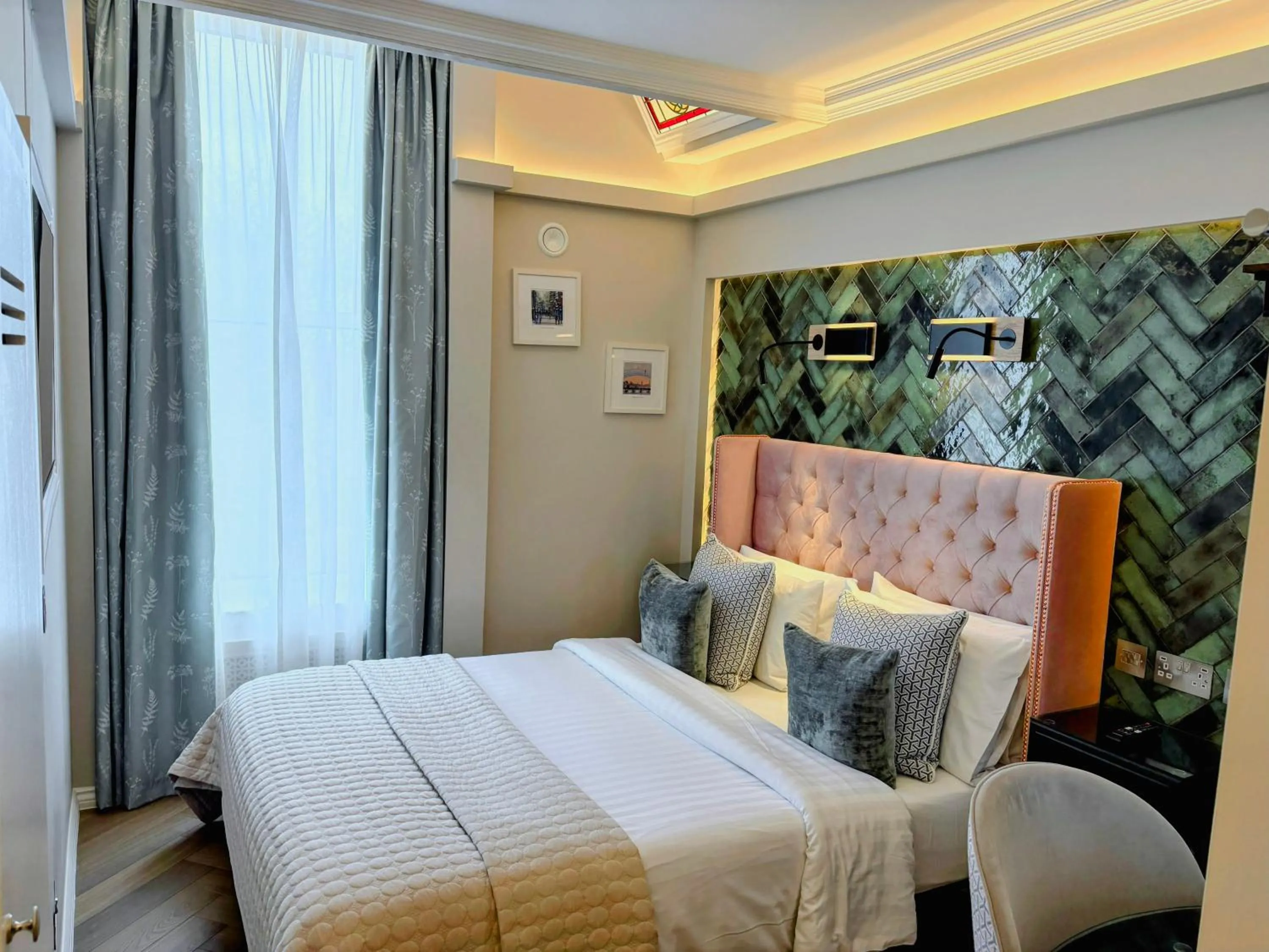 Bed in Roxford Lodge Hotel