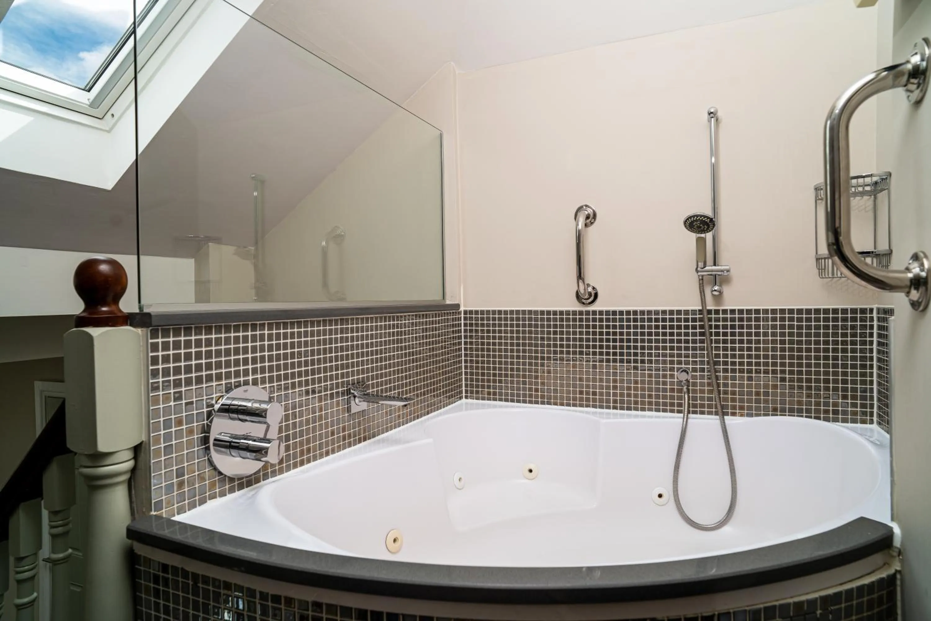 Shower in Roxford Lodge Hotel