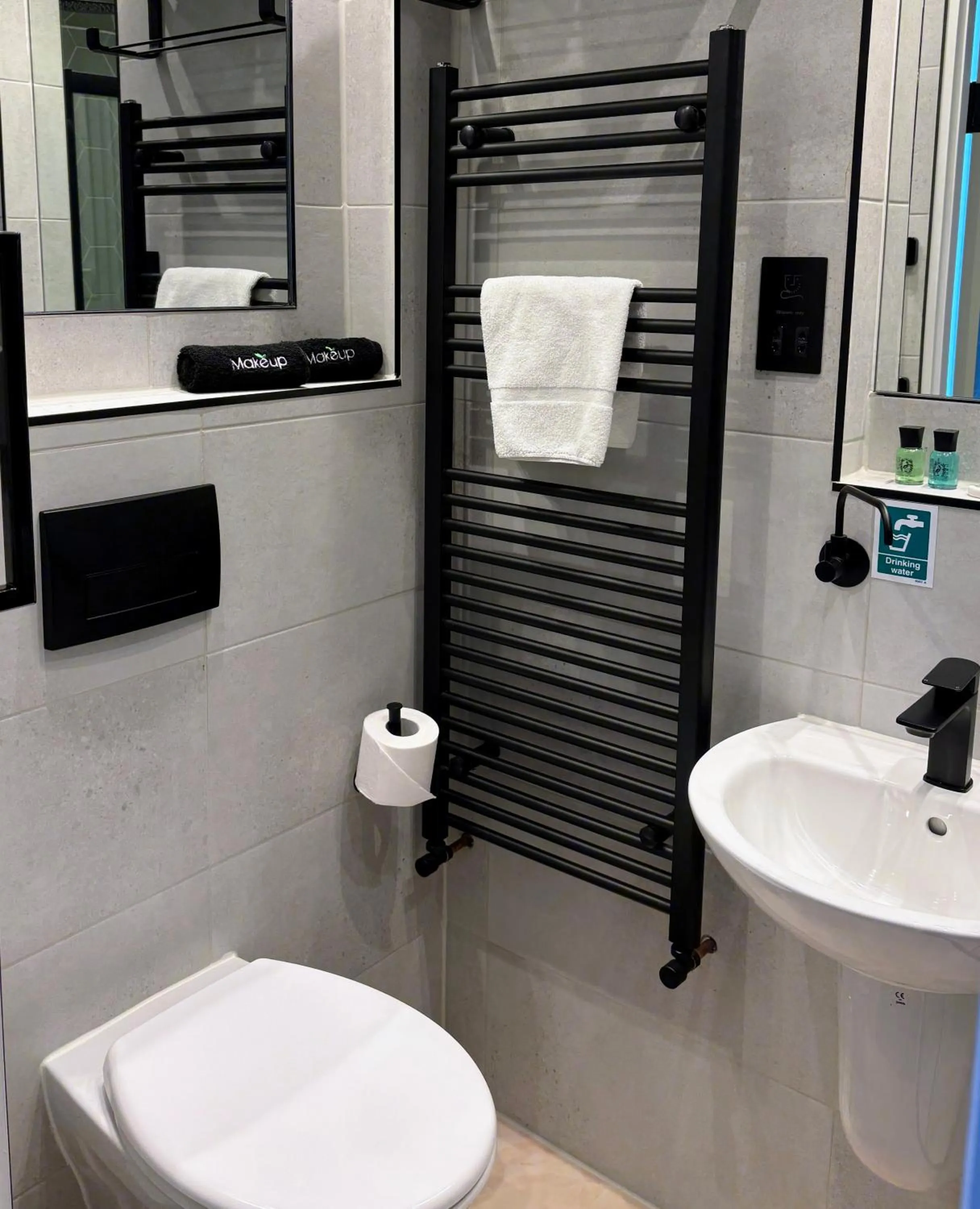 Bathroom in Roxford Lodge Hotel