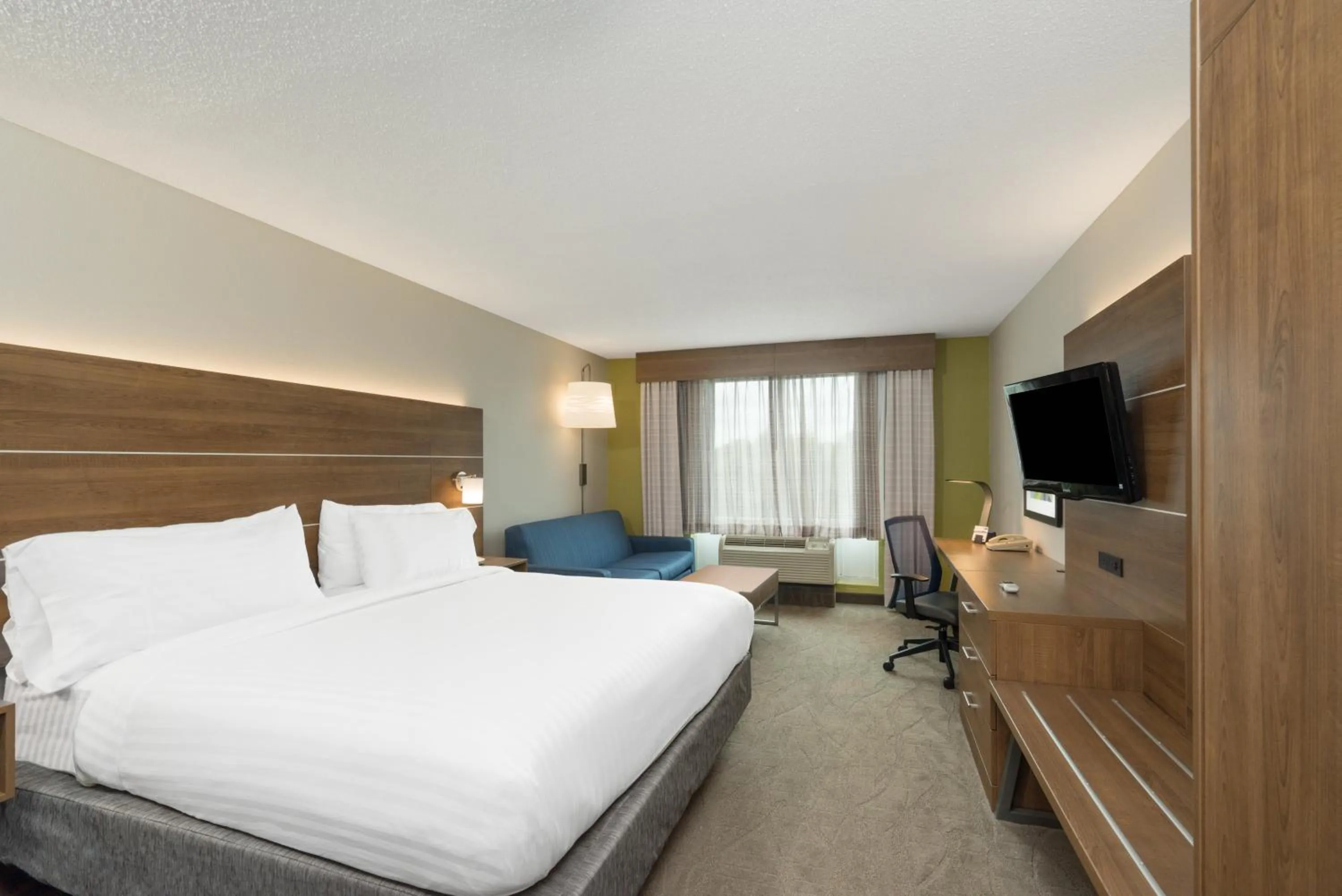 Photo of the whole room, Bed in Holiday Inn Express Hotel & Suites Frankfort by IHG