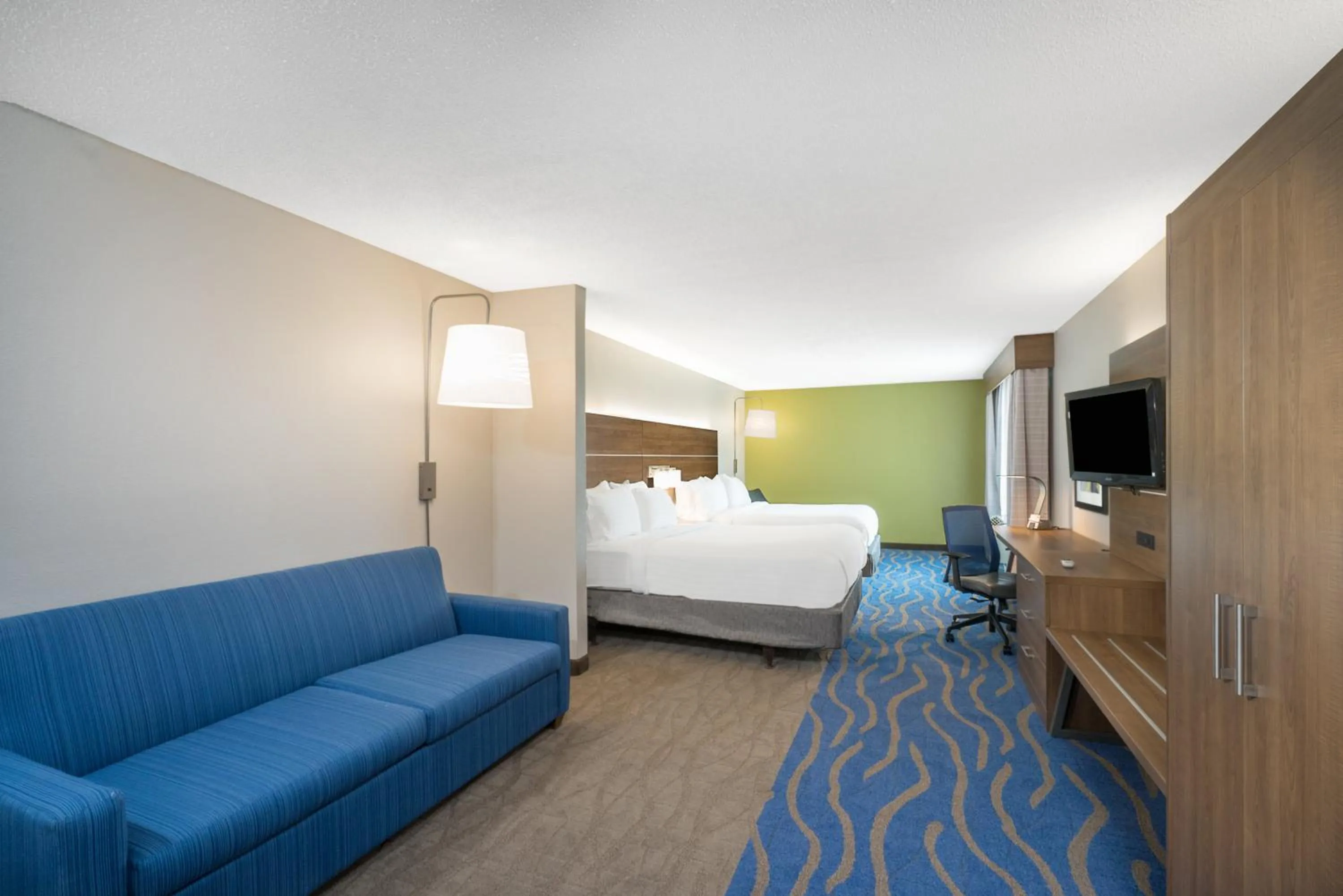 Photo of the whole room, Bed in Holiday Inn Express Hotel & Suites Frankfort by IHG