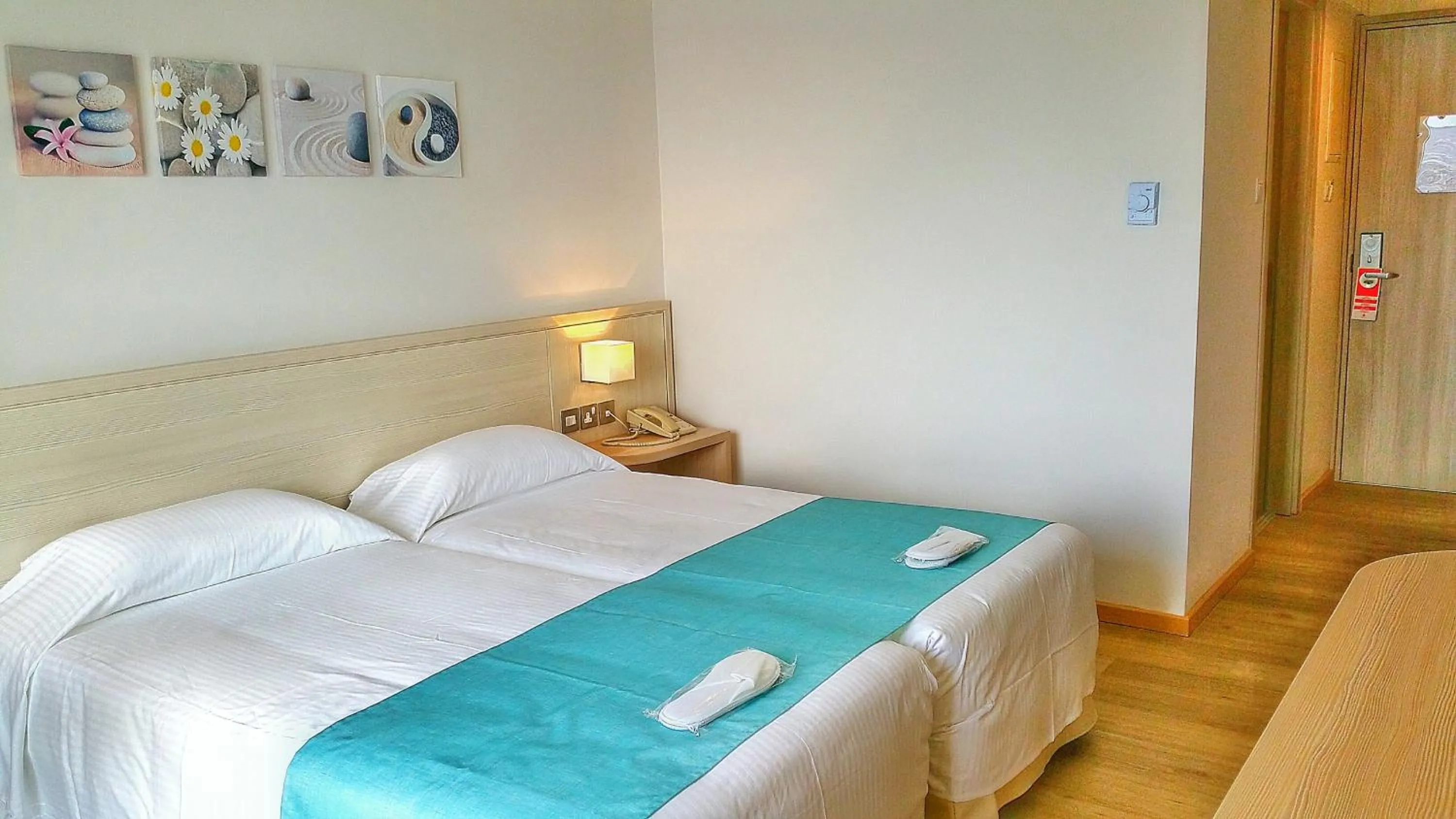 Photo of the whole room, Bed in Cynthiana Beach Hotel