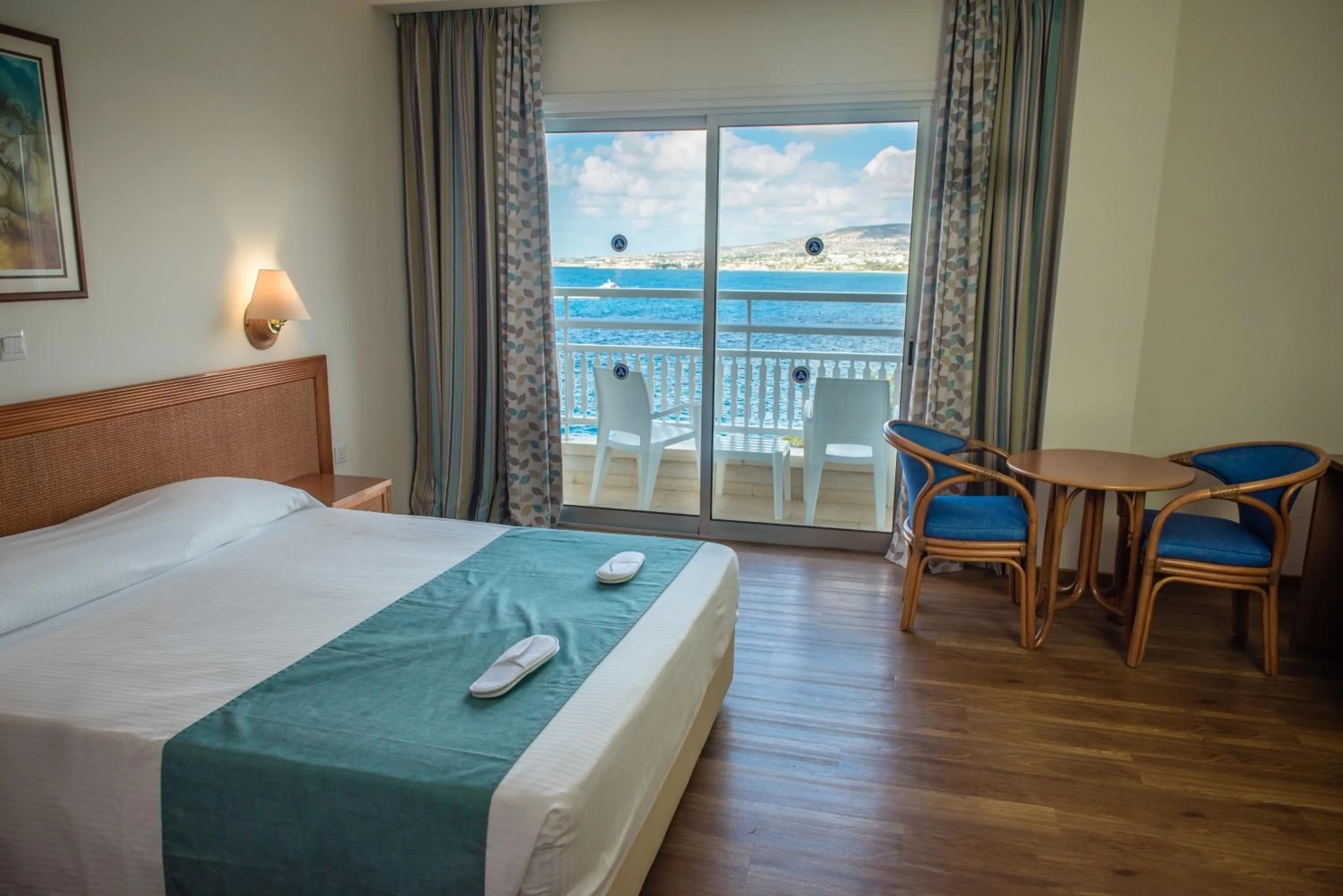 Balcony/Terrace, Bed in Cynthiana Beach Hotel