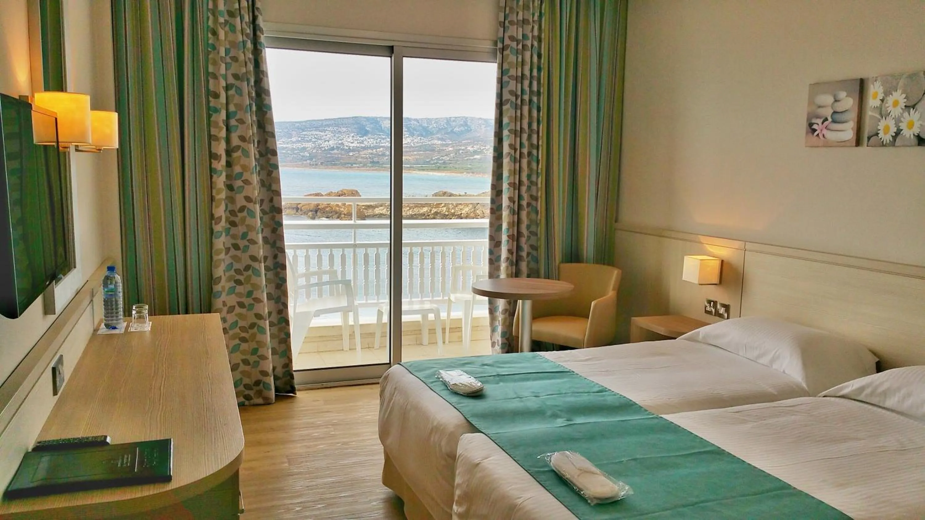 Photo of the whole room, Bed in Cynthiana Beach Hotel