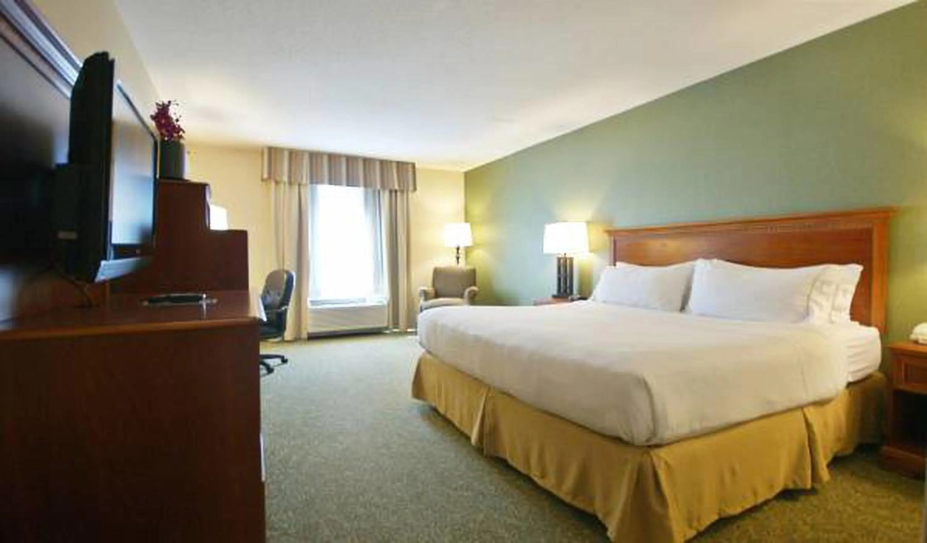 Photo of the whole room, Bed in Holiday Inn Express Hotel & Suites Hagerstown by IHG