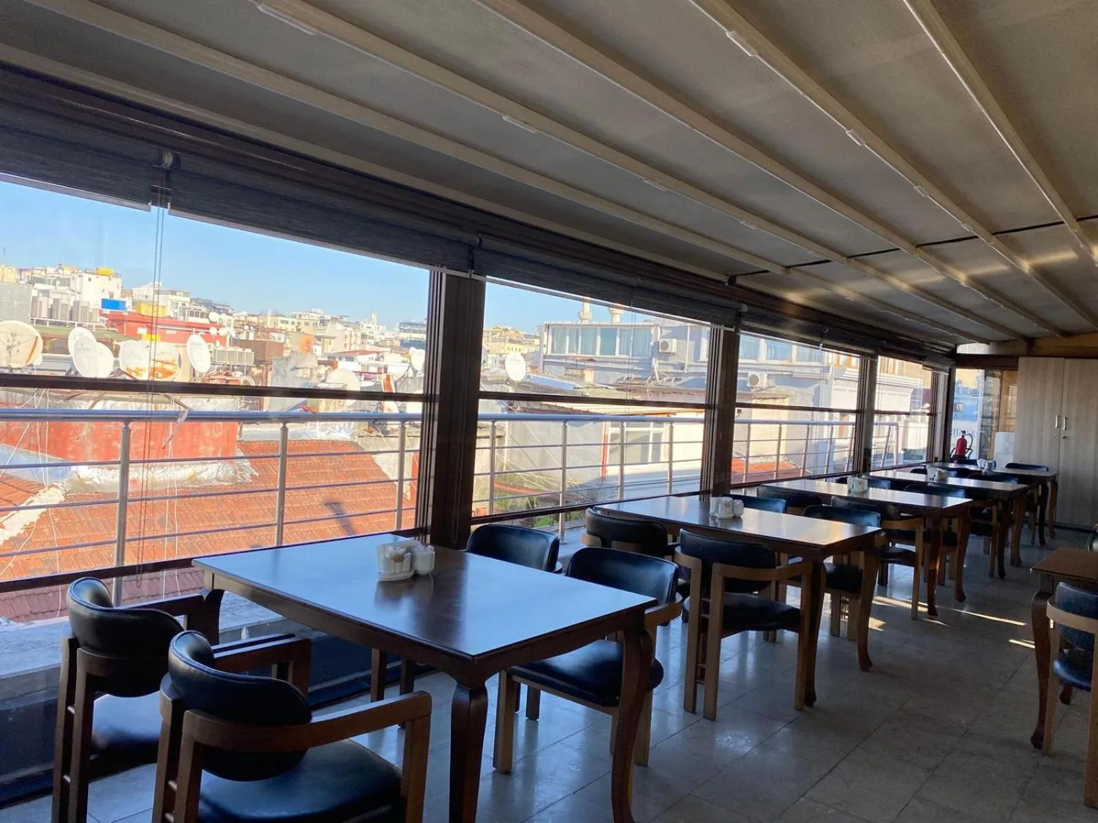 Restaurant/places to eat in Istanbul River Hotel