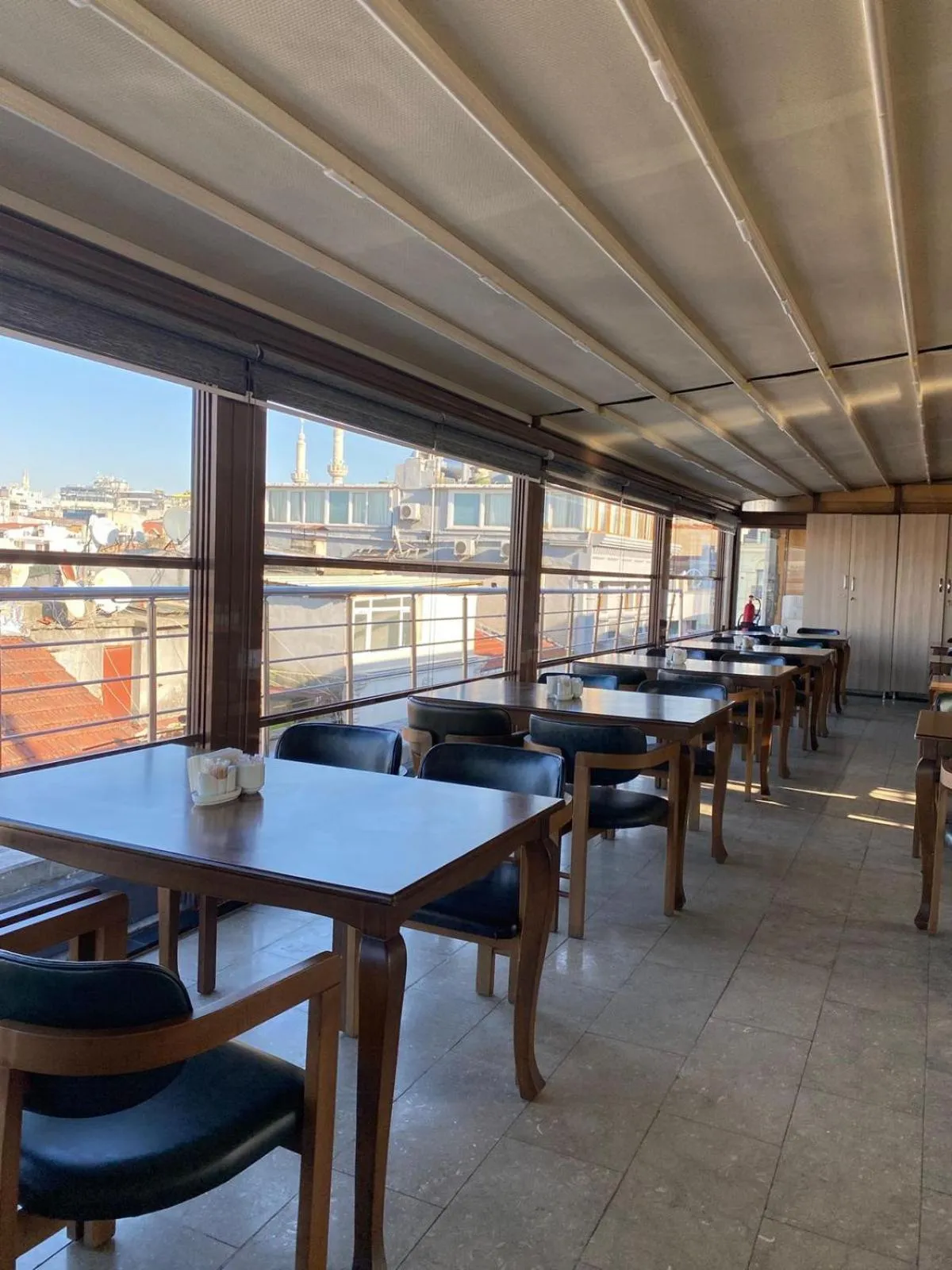 Restaurant/places to eat in Istanbul River Hotel