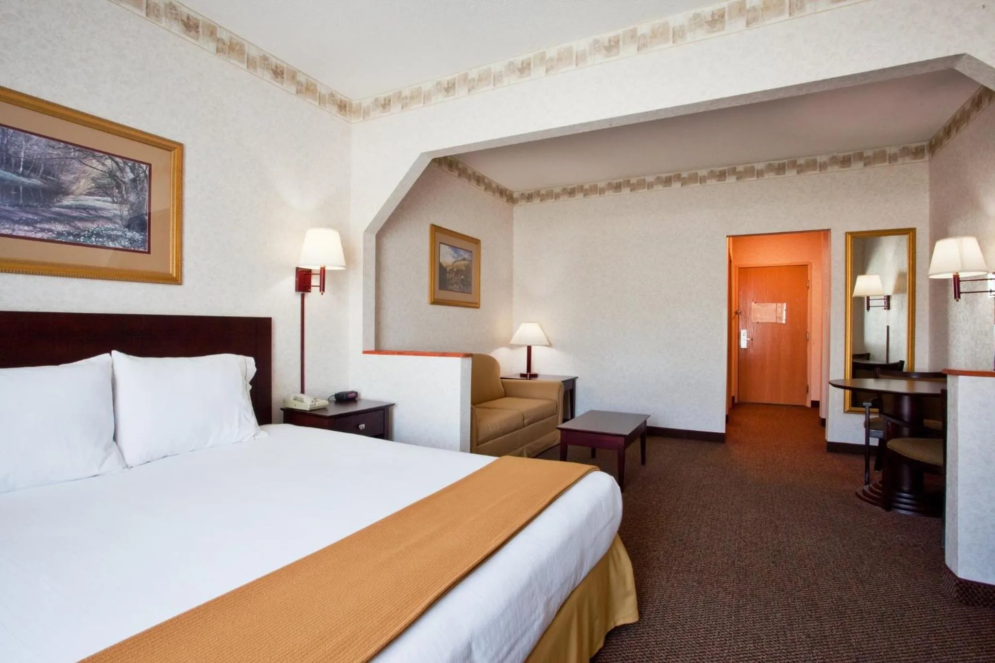 Photo of the whole room, Bed in Holiday Inn Express Hotel & Suites Hiawassee by IHG