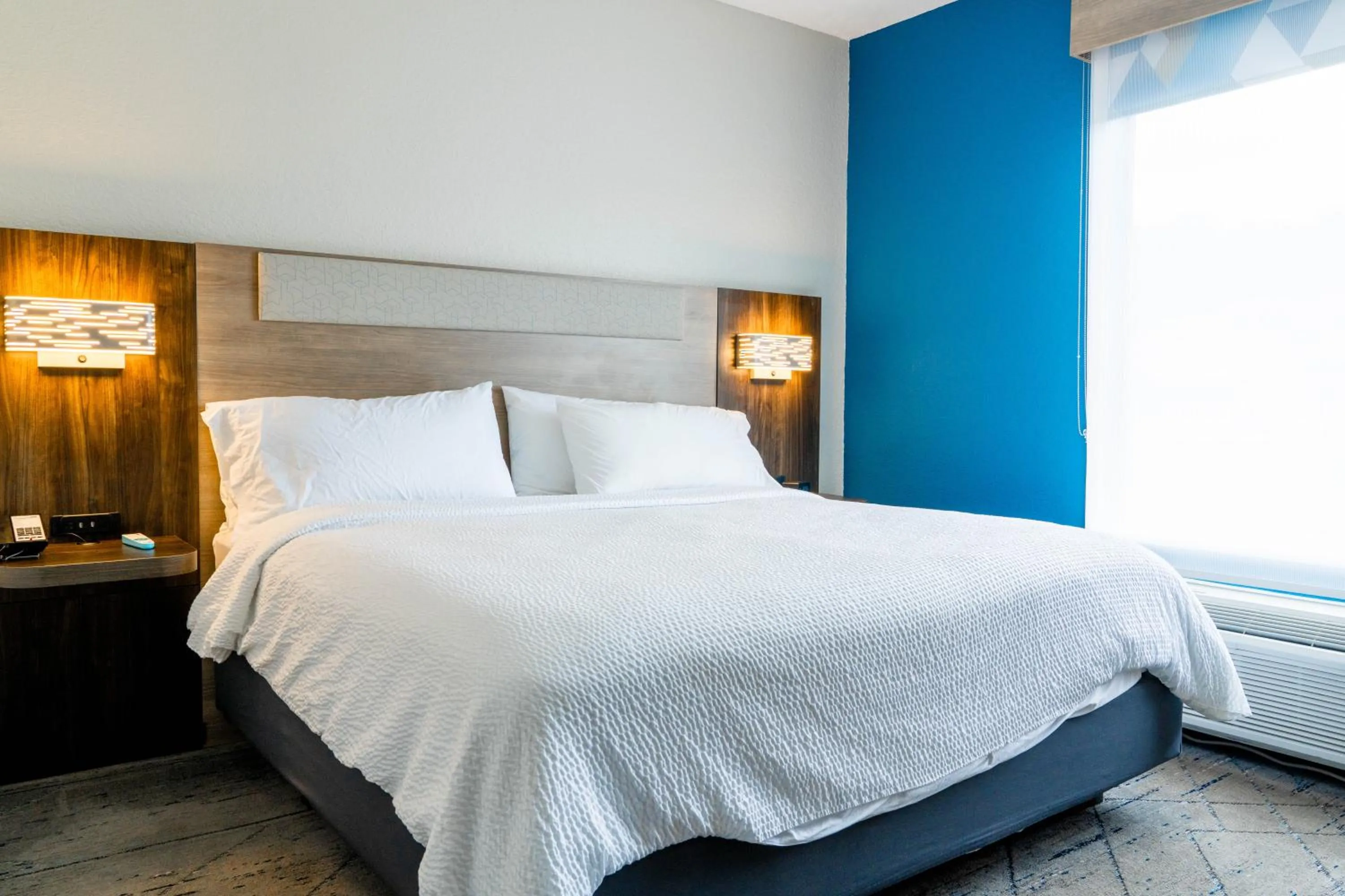 Bed in Holiday Inn Express Hotel & Suites Hiawassee by IHG