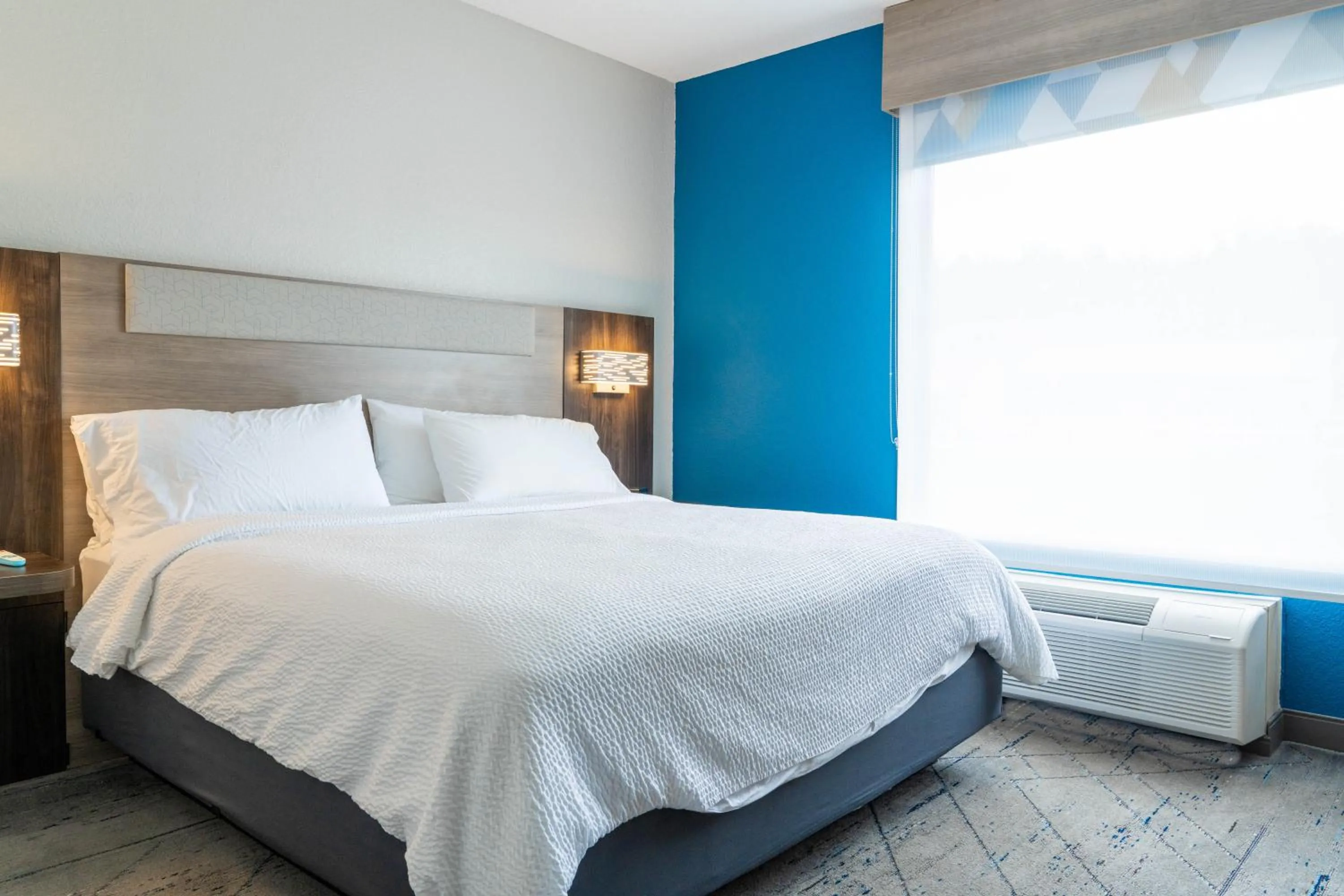 Bed in Holiday Inn Express Hotel & Suites Hiawassee by IHG