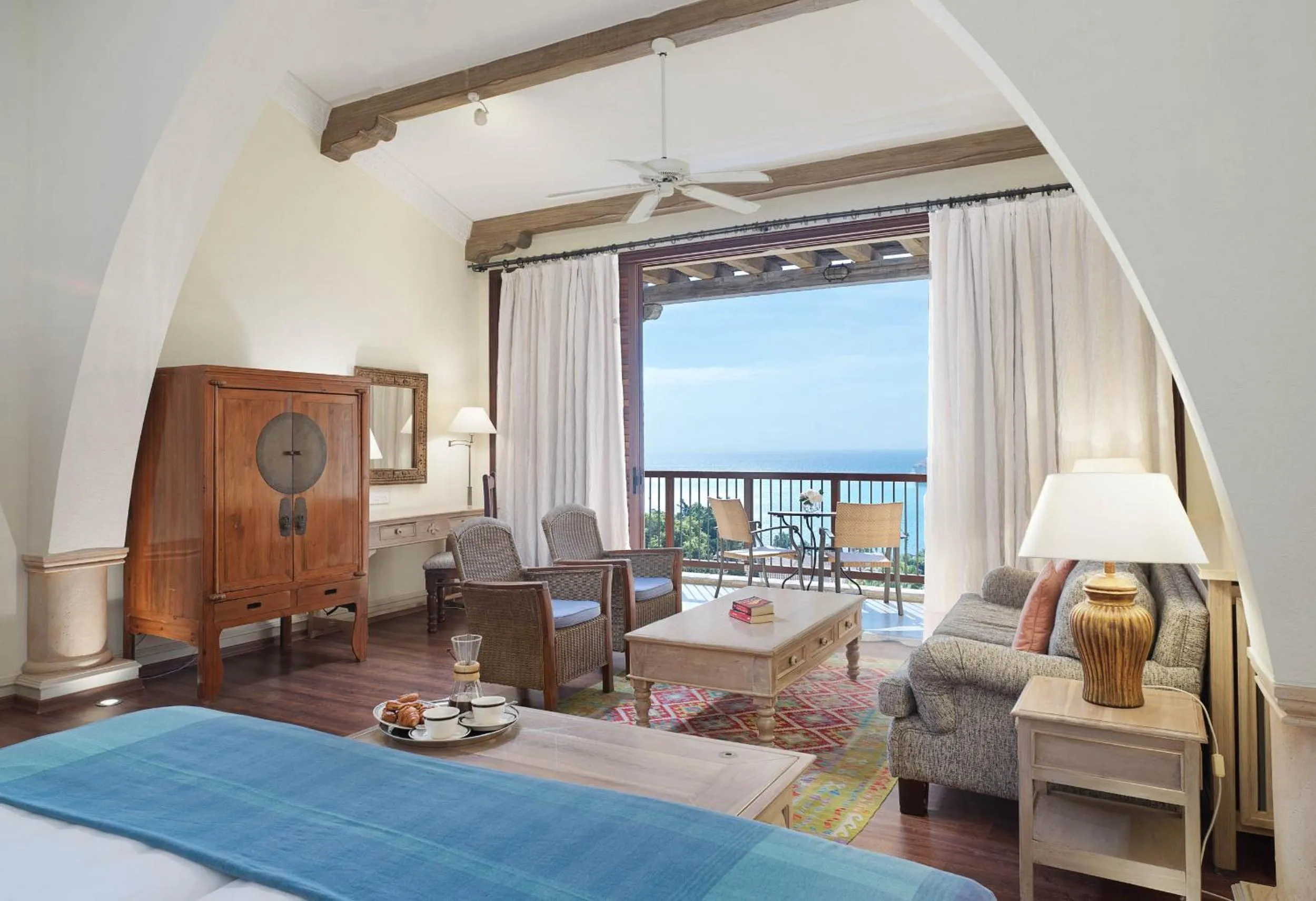 Living room, Bed in Columbia Beach Resort