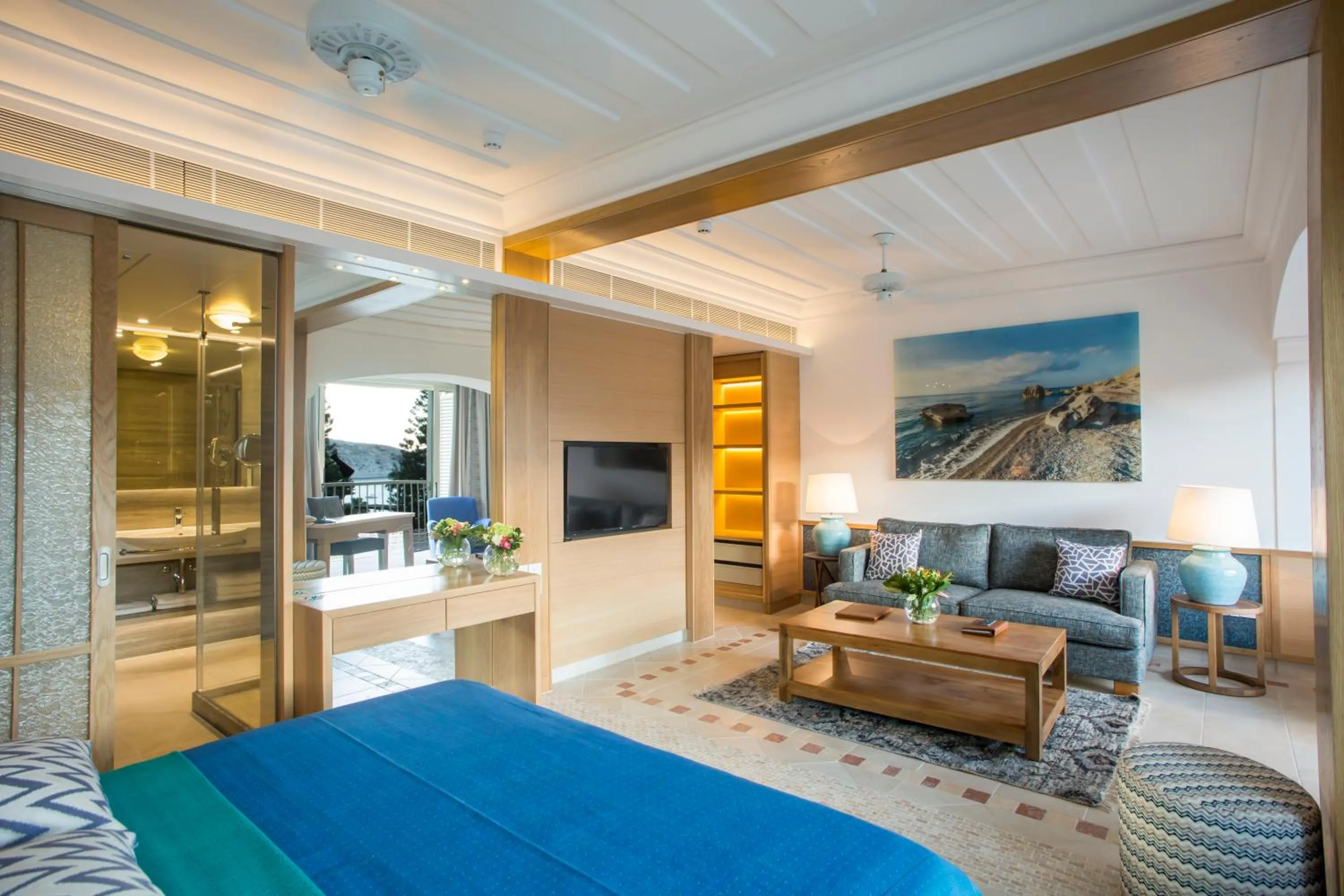 Photo of the whole room, Bed in Columbia Beach Resort