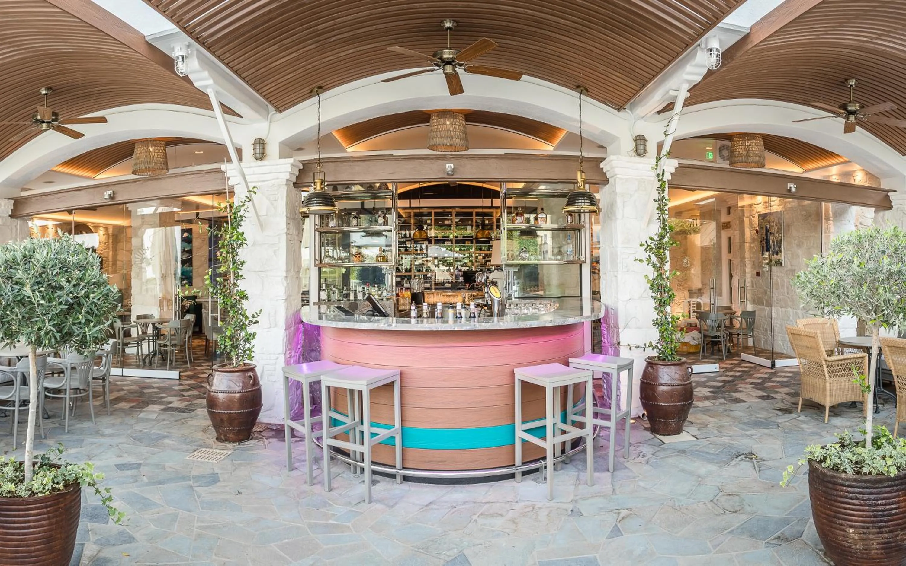 Restaurant/places to eat in Columbia Beach Resort