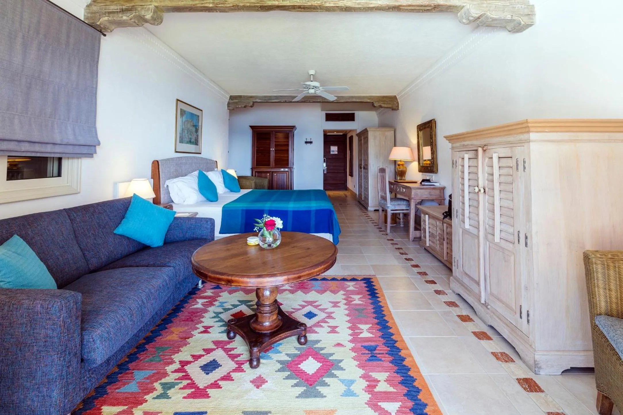 Photo of the whole room in Columbia Beach Resort