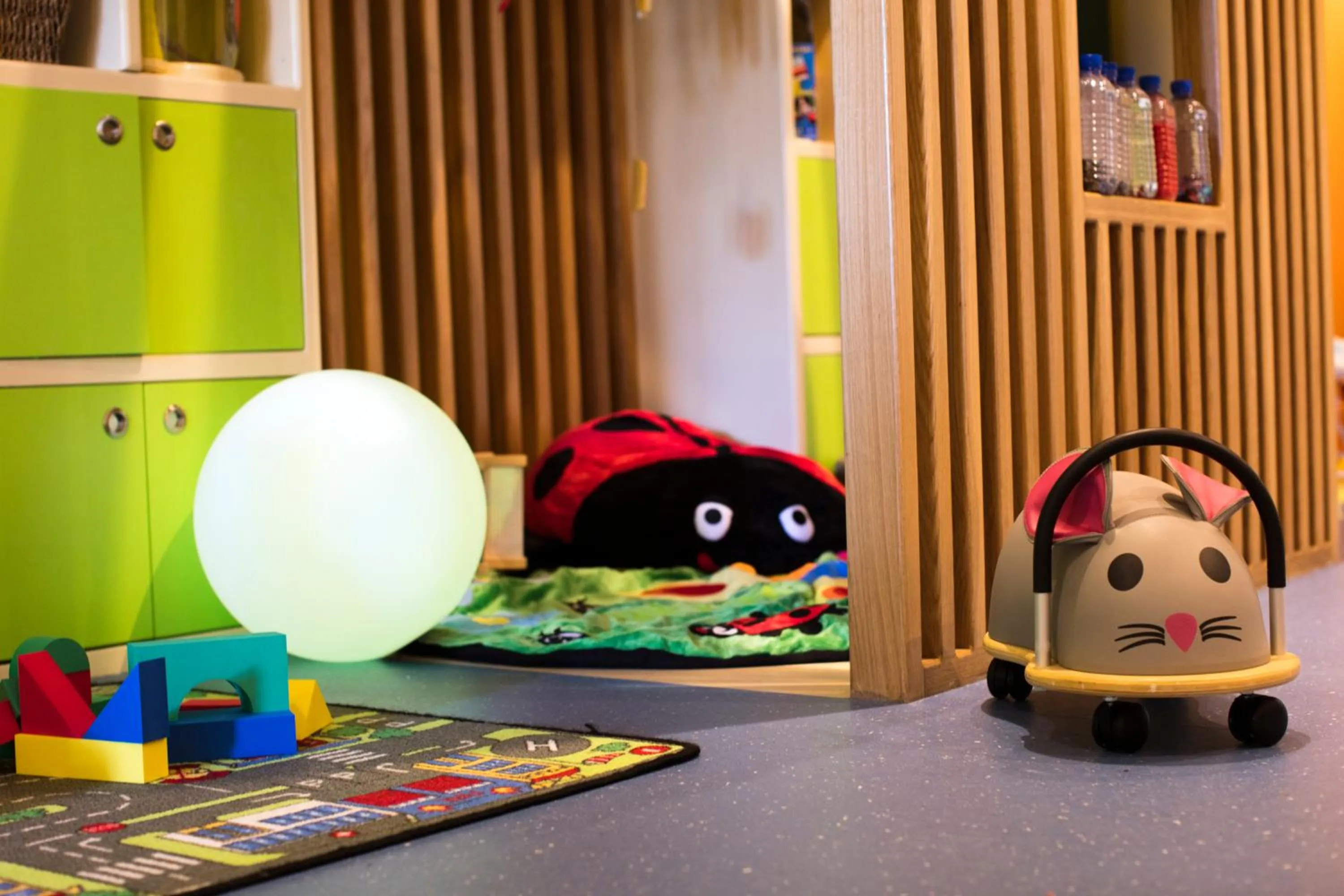 young children in Columbia Beach Resort