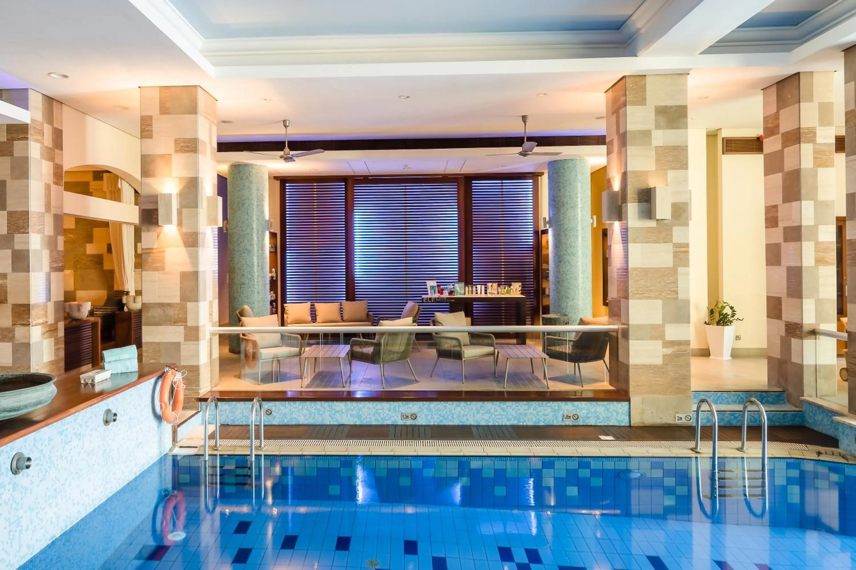 Seating area in Columbia Beach Resort