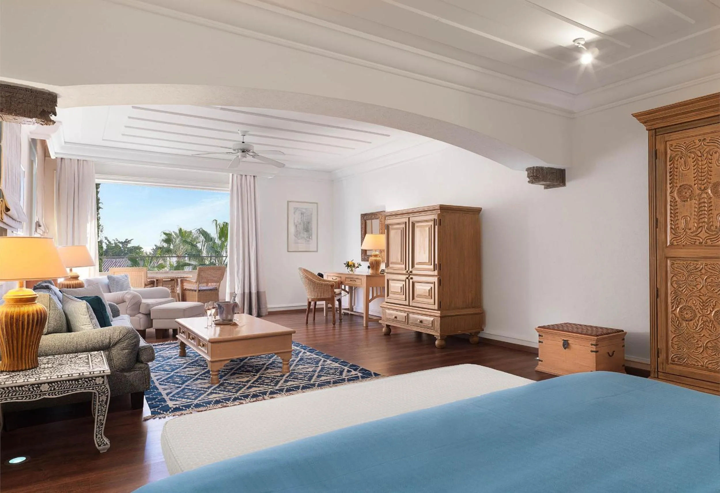 Seating area, Bed in Columbia Beach Resort