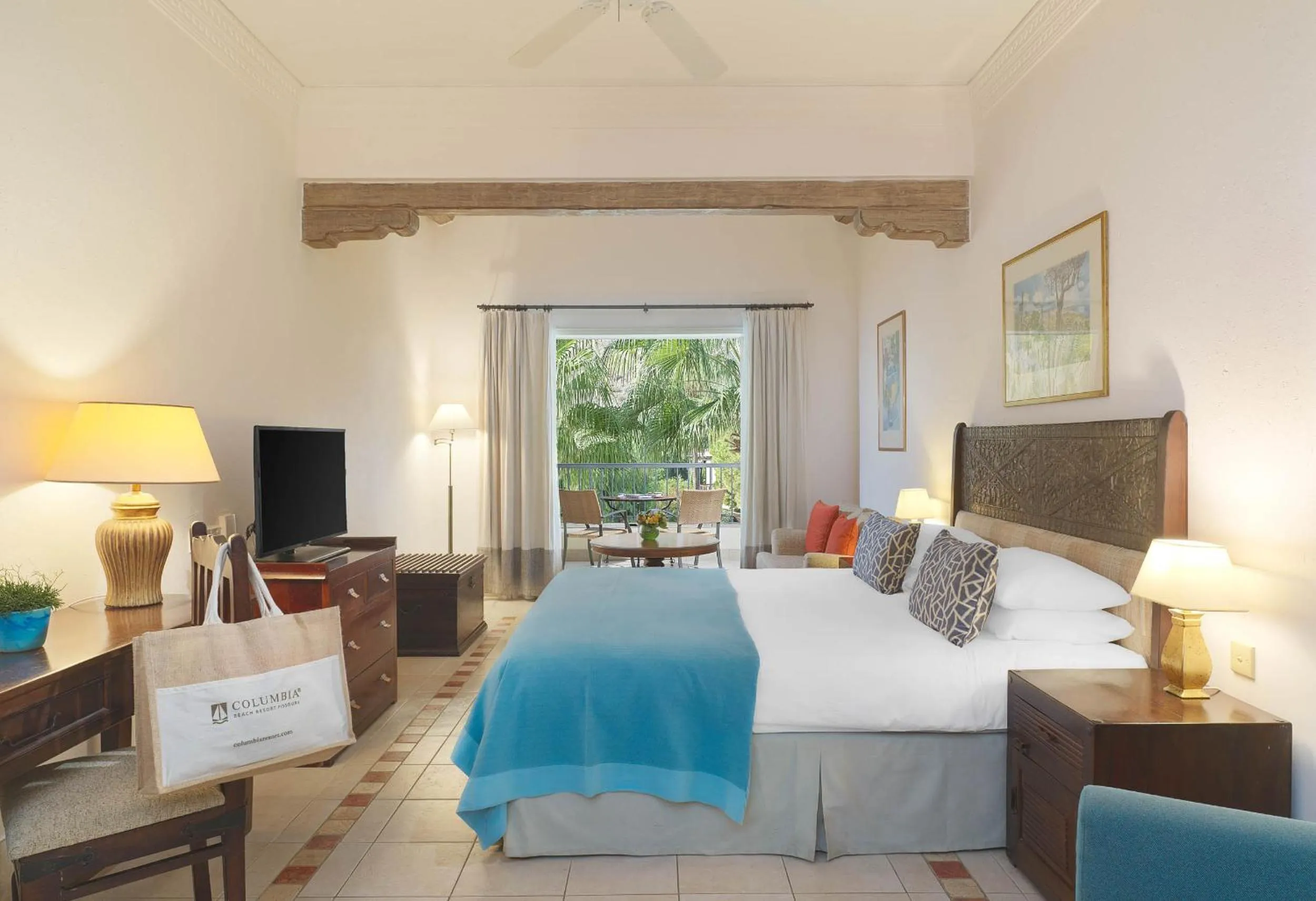 Bedroom, Bed in Columbia Beach Resort