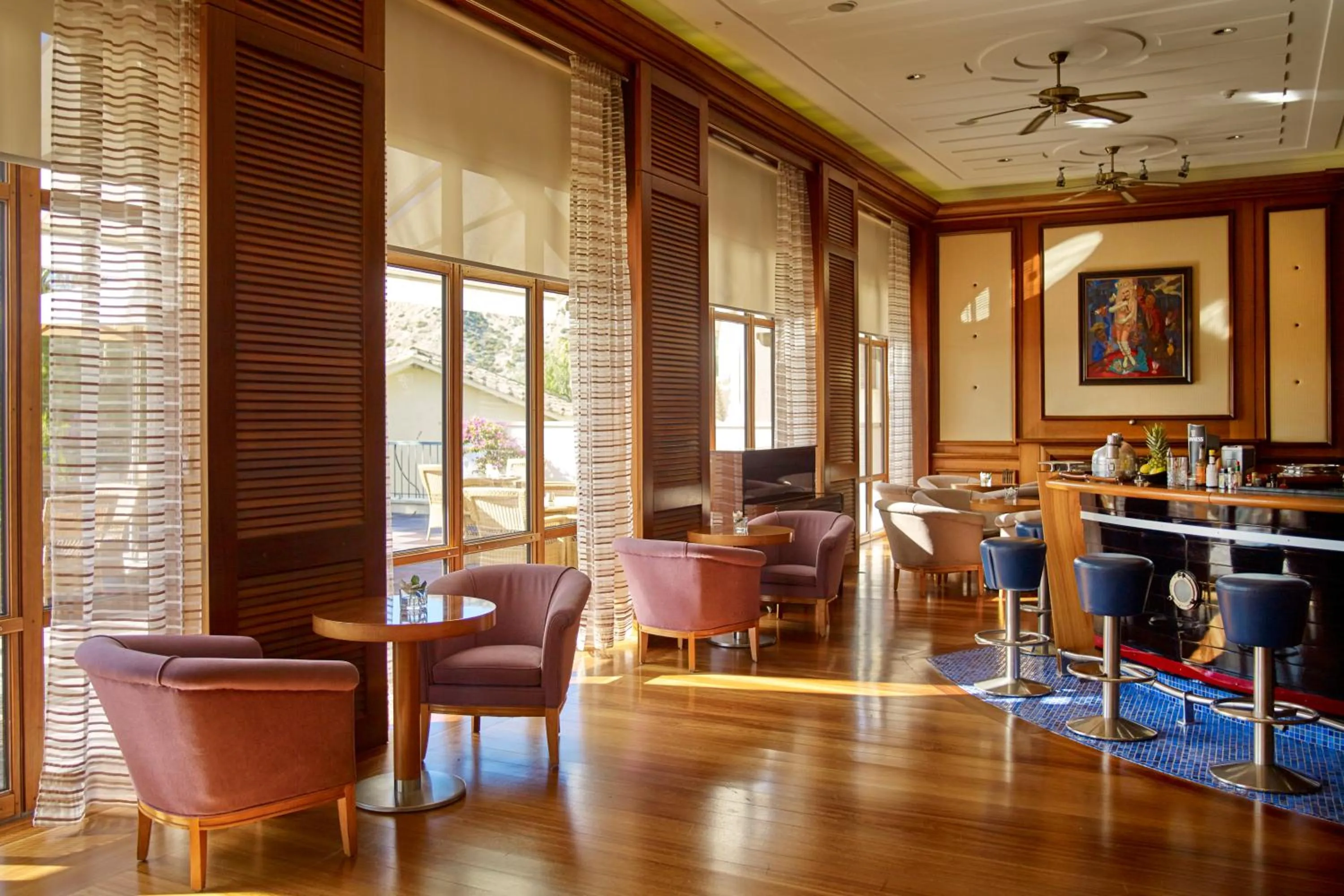 Lounge or bar in Columbia Beach Resort