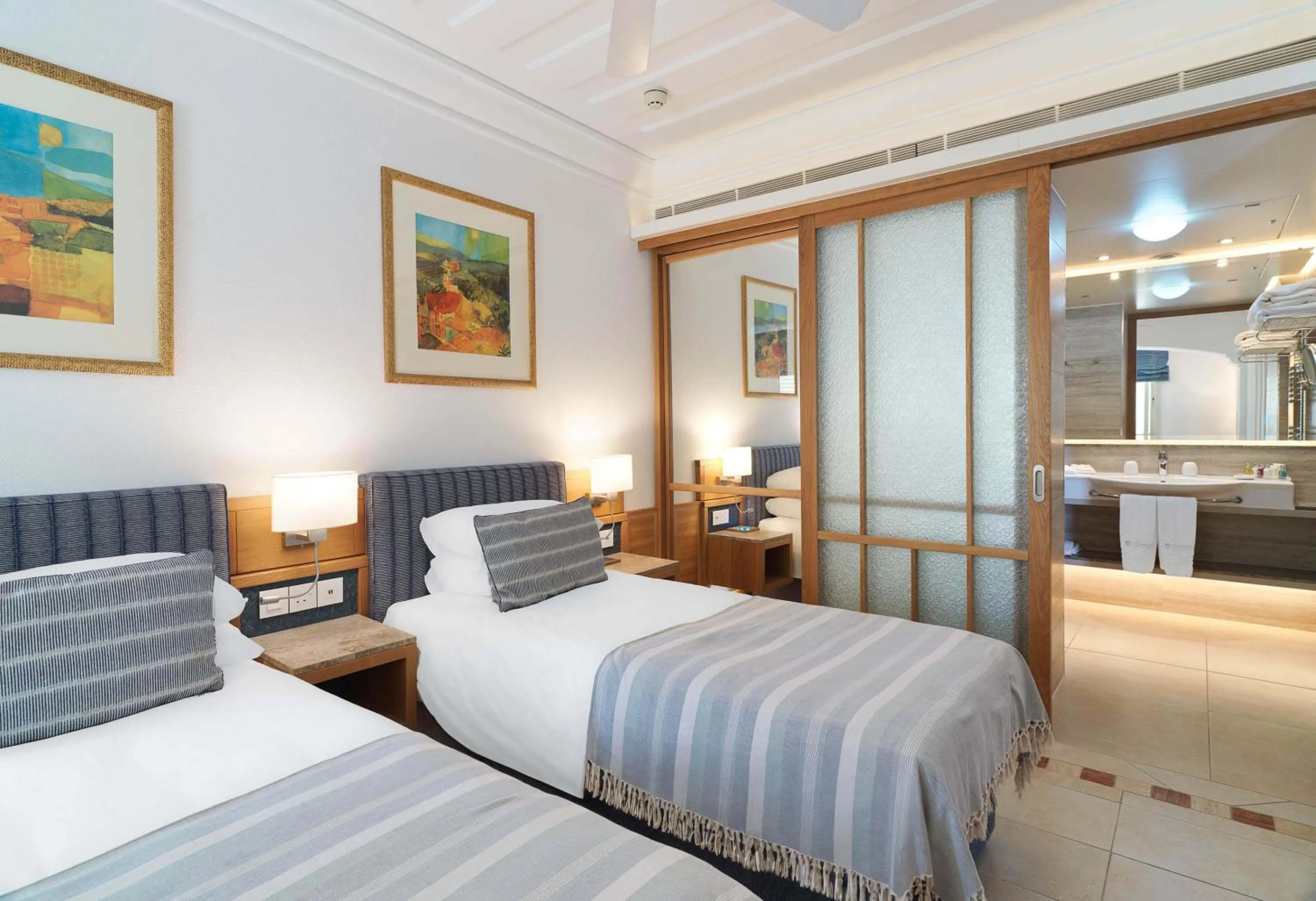 Bedroom, Bed in Columbia Beach Resort