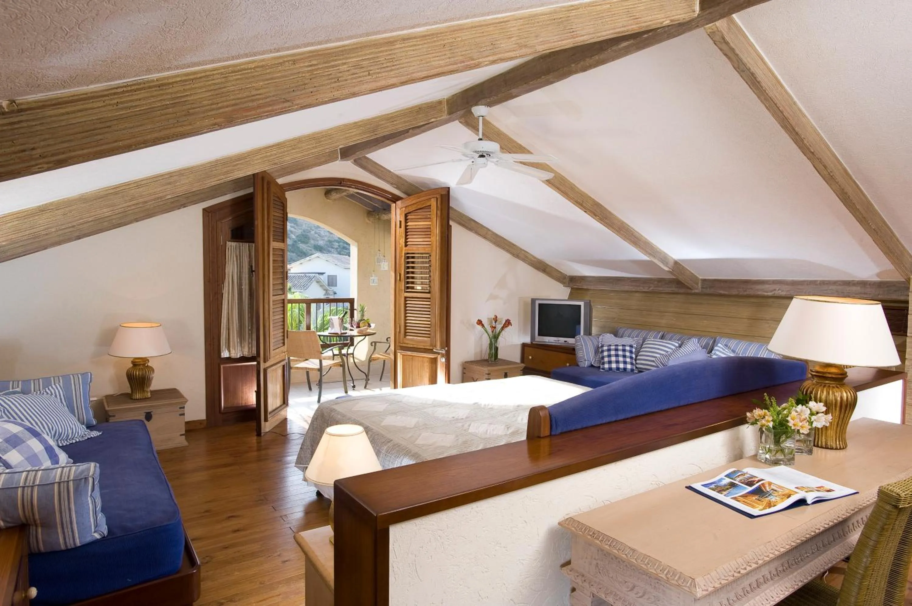 Photo of the whole room, Bed in Columbia Beach Resort