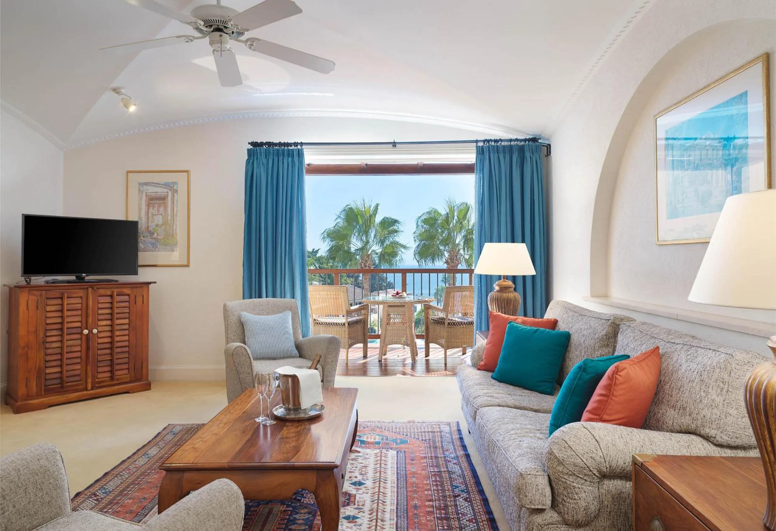 Living room in Columbia Beach Resort