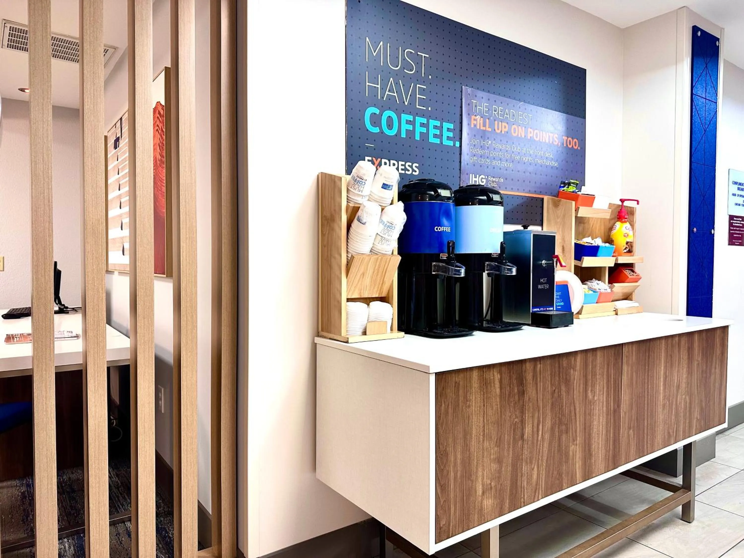 Coffee/tea facilities in Holiday Inn Express Hotel & Suites Hinesville by IHG