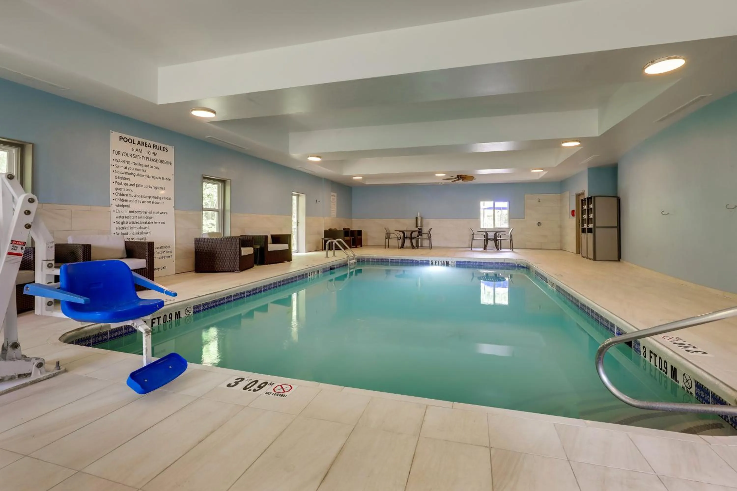 Swimming pool in Holiday Inn Express Hotel & Suites Hinesville by IHG