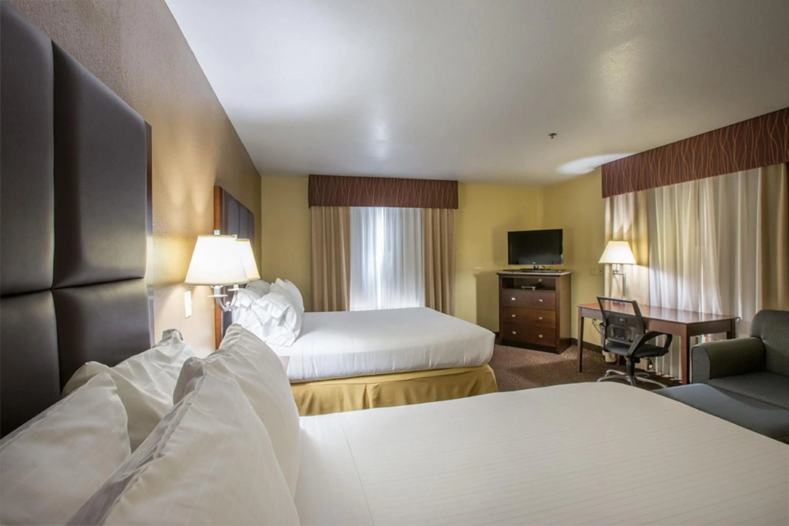 Photo of the whole room, Bed in Holiday Inn Express Hotel & Suites Hinesville by IHG