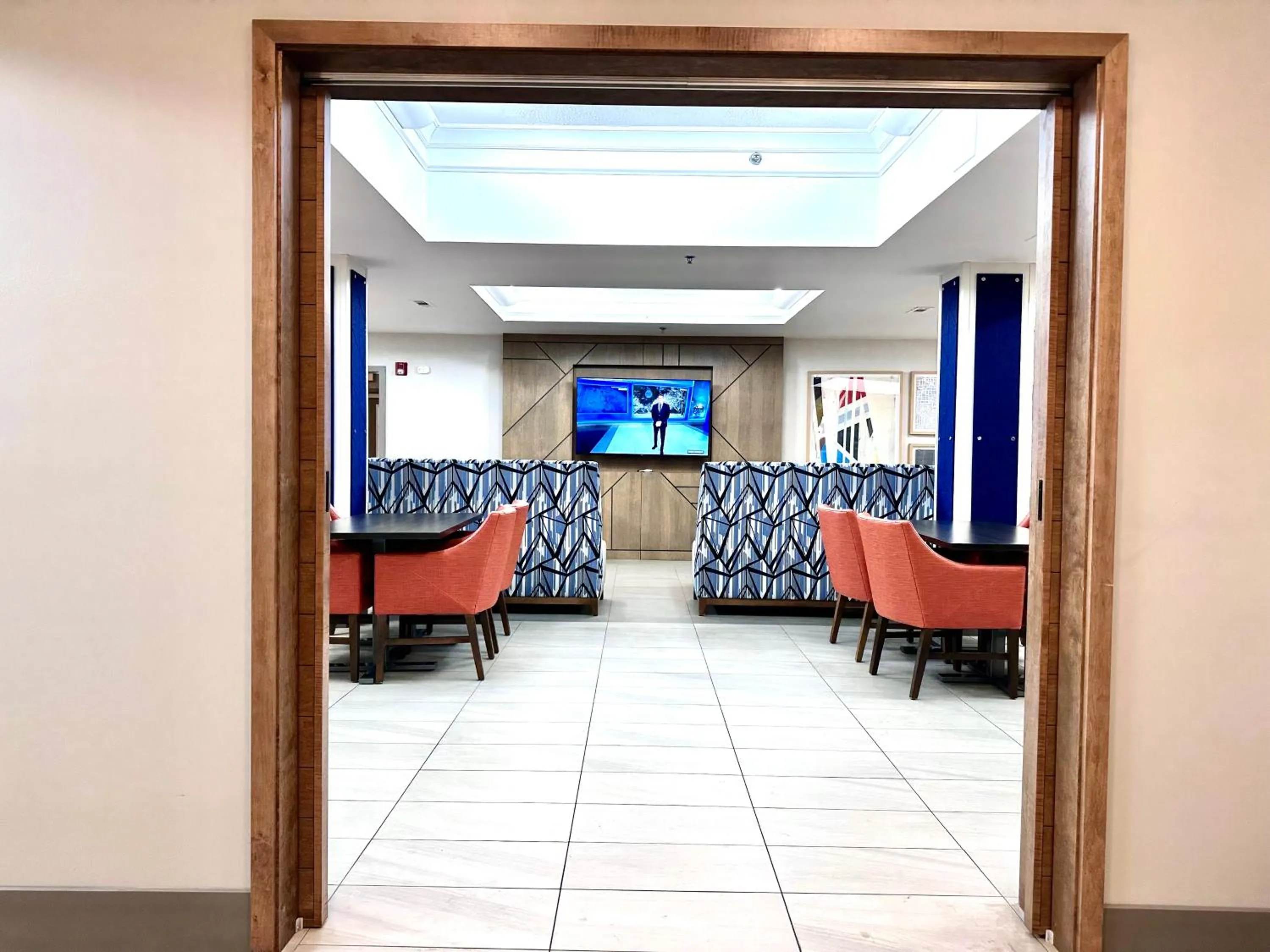 Communal lounge/ TV room in Holiday Inn Express Hotel & Suites Hinesville by IHG