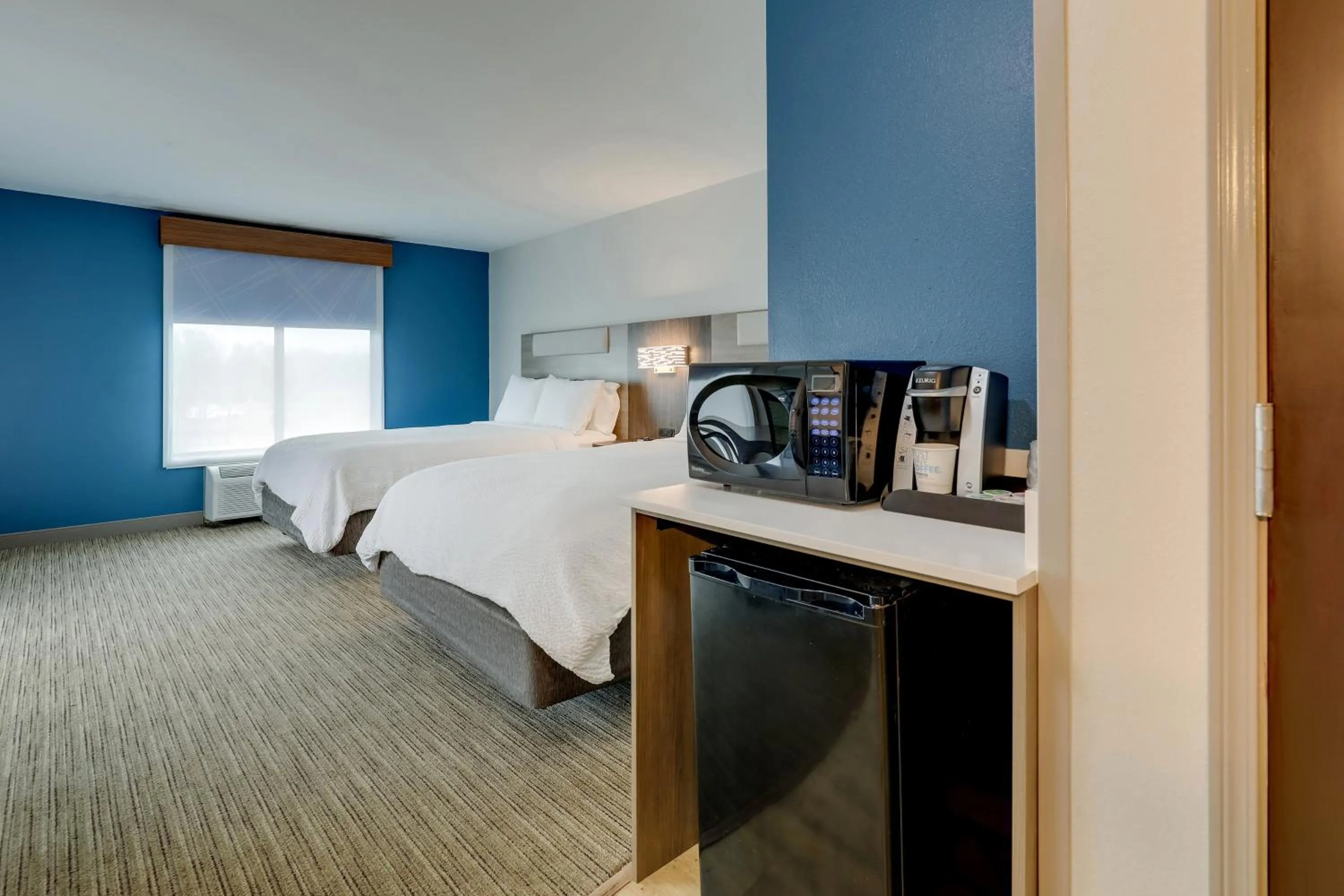 Photo of the whole room, Bed in Holiday Inn Express Hotel & Suites Hinesville by IHG