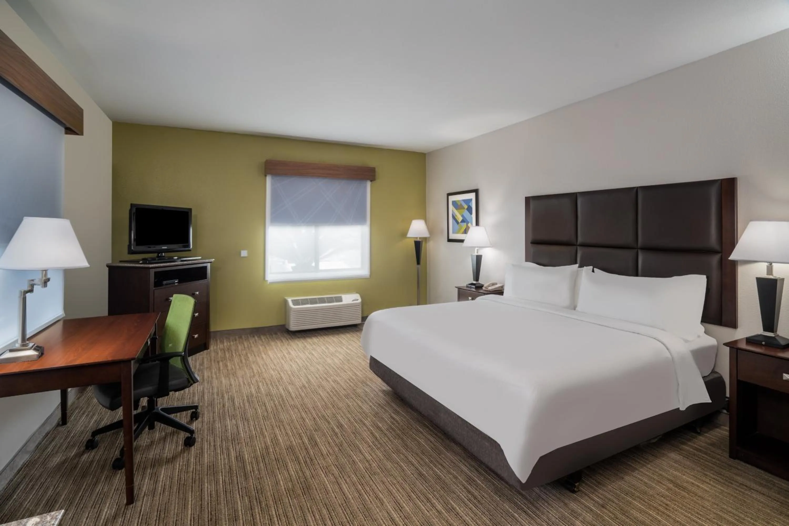Photo of the whole room, Bed in Holiday Inn Express Hotel & Suites Hinesville by IHG