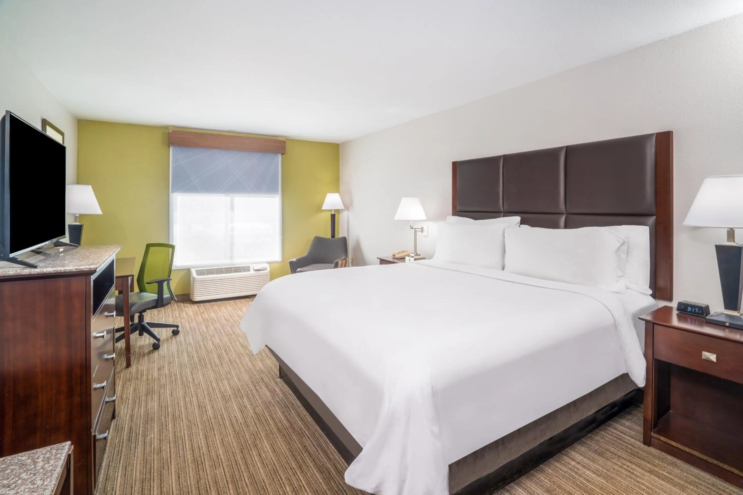 Photo of the whole room, Bed in Holiday Inn Express Hotel & Suites Hinesville by IHG