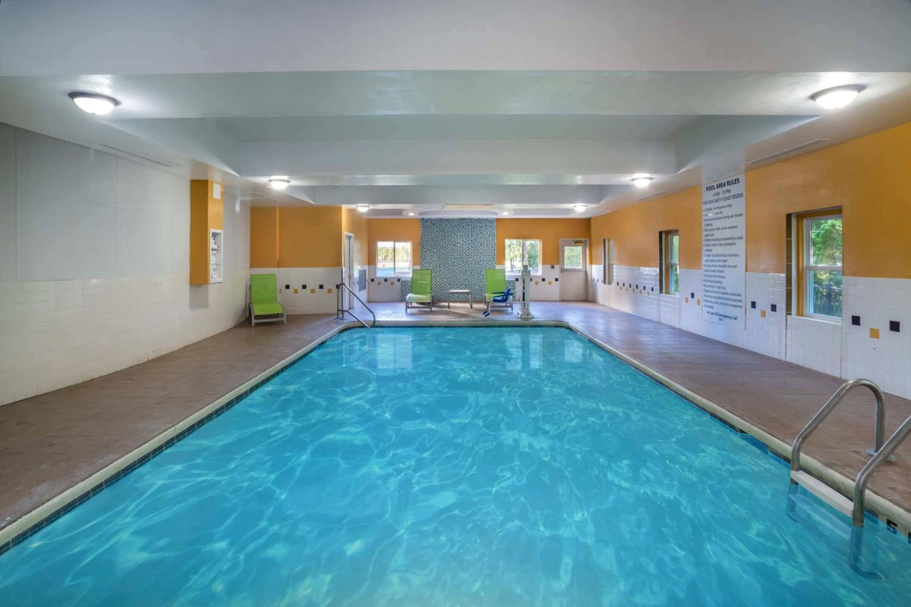 Swimming pool in Holiday Inn Express Hotel & Suites Hinesville by IHG
