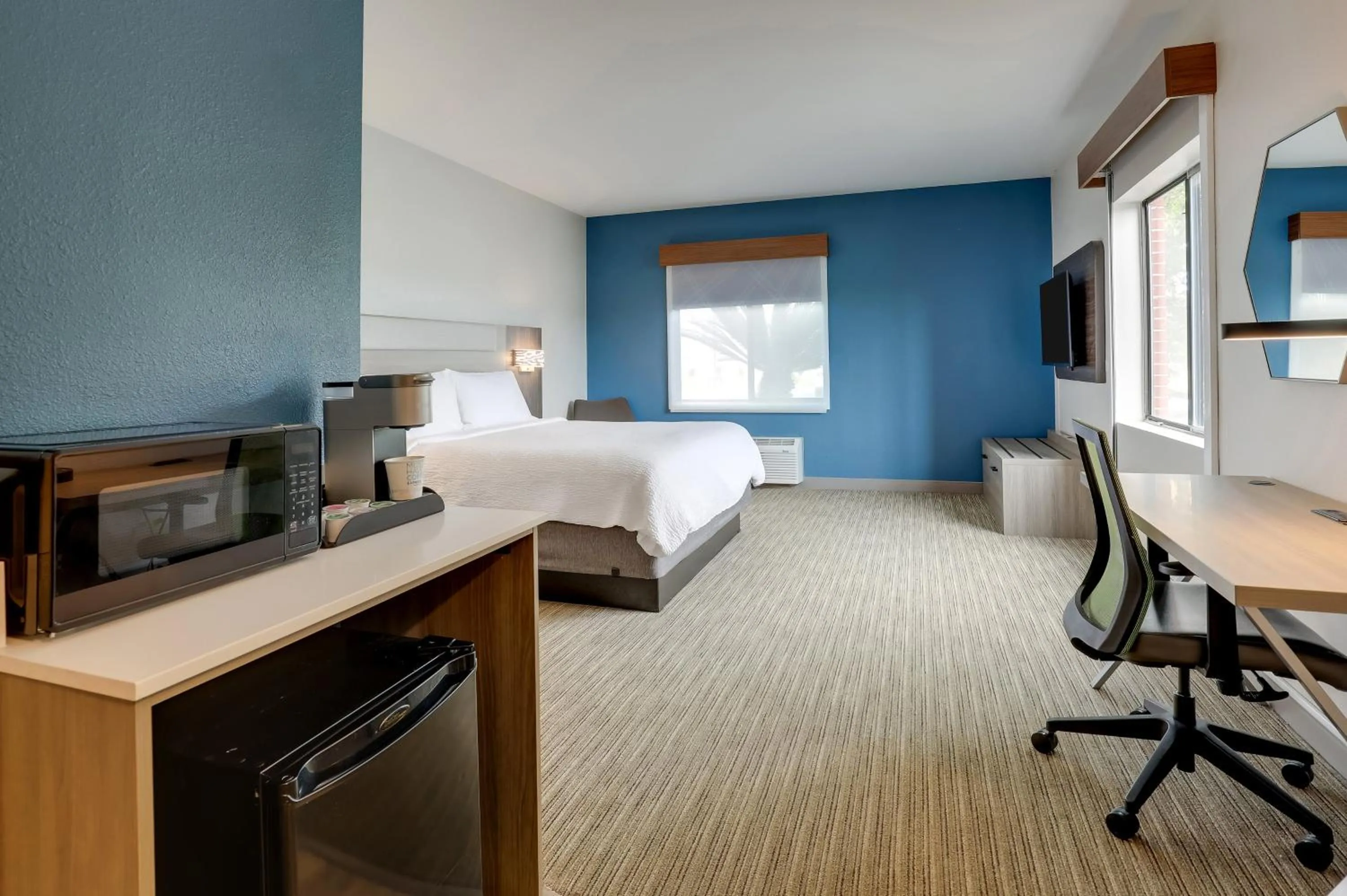 Photo of the whole room, Bed in Holiday Inn Express Hotel & Suites Hinesville by IHG