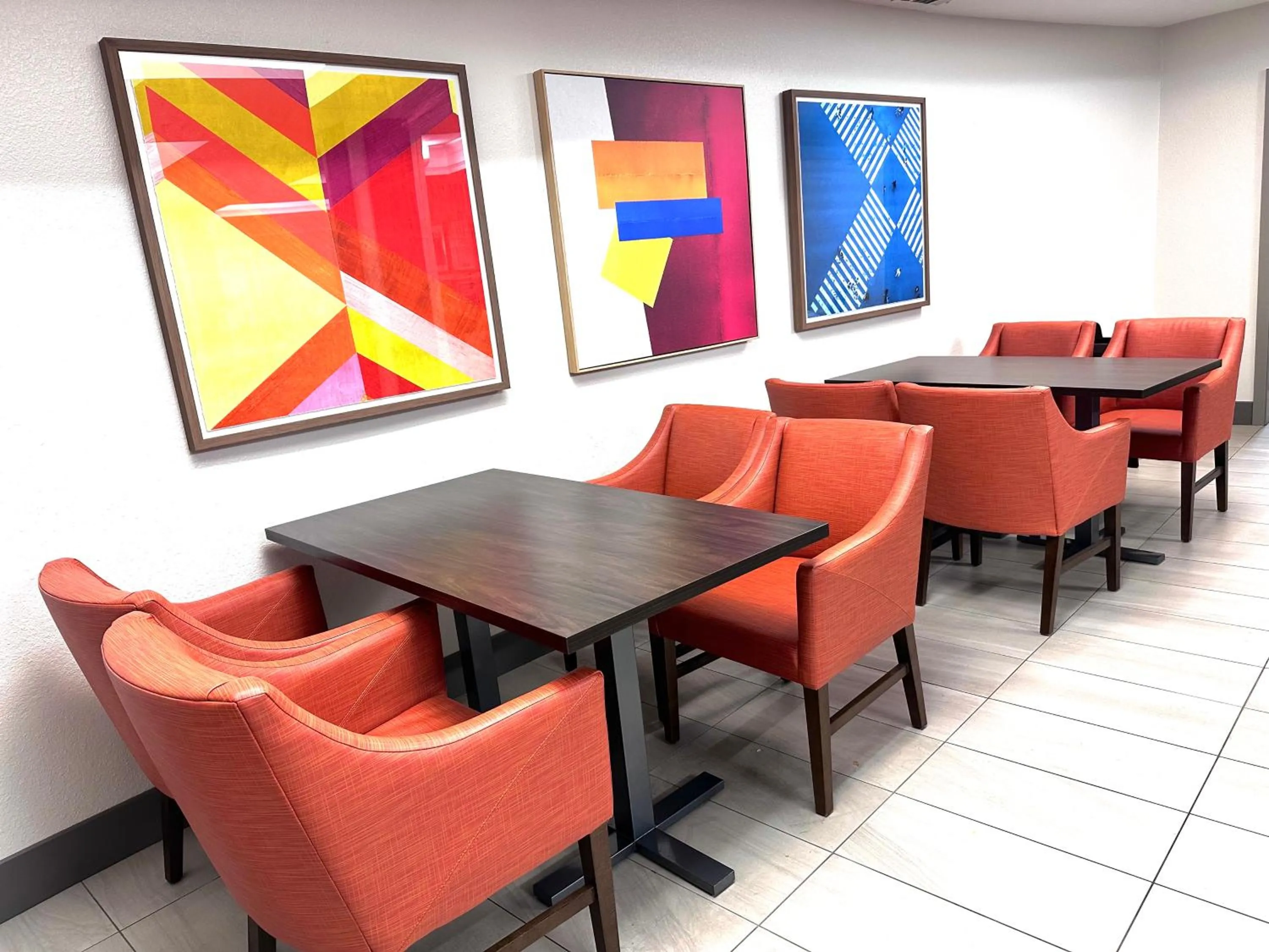 Communal lounge/ TV room in Holiday Inn Express Hotel & Suites Hinesville by IHG