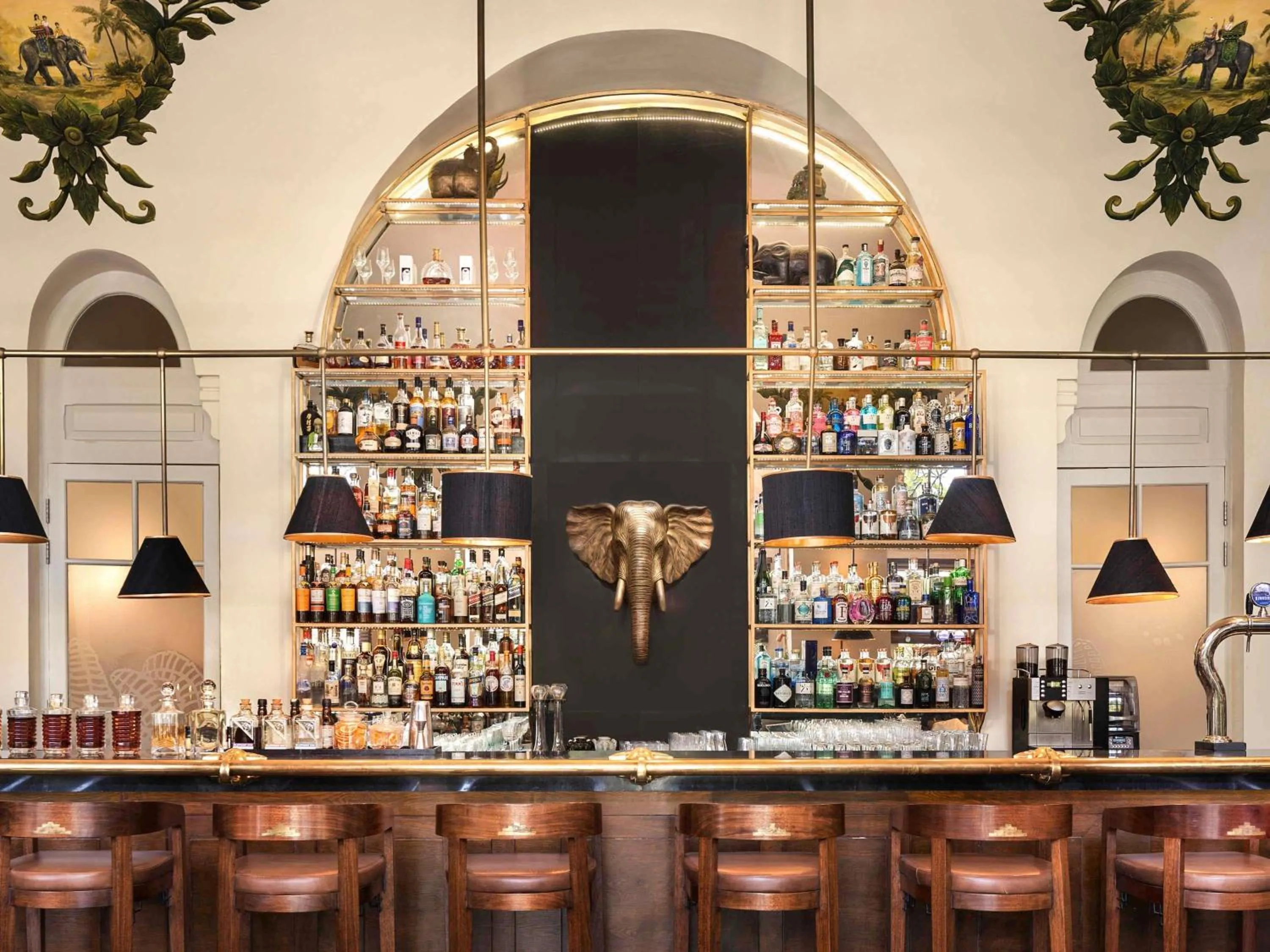 Restaurant/places to eat in Raffles Hotel Le Royal