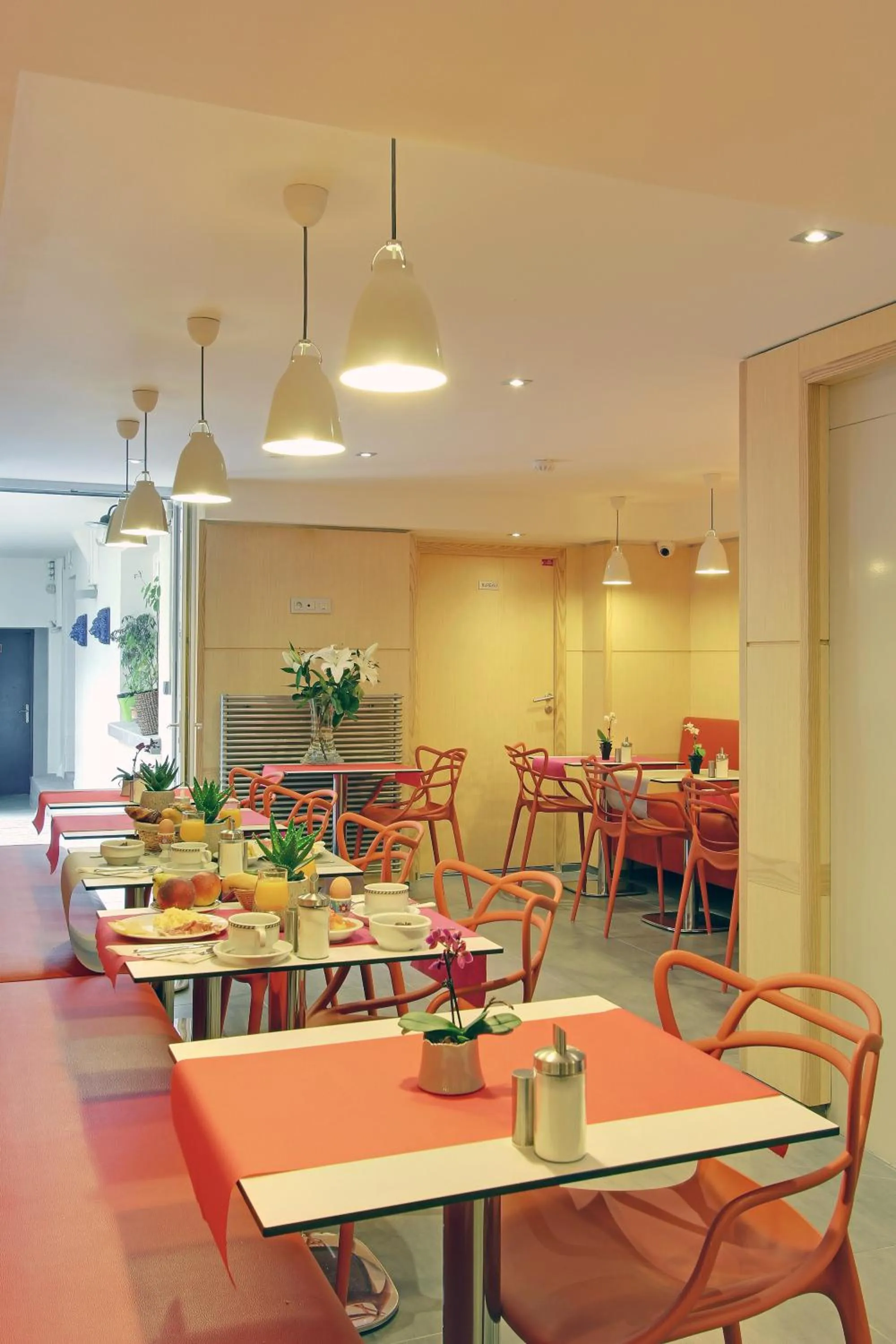 Restaurant/places to eat in Hotel Alhambra