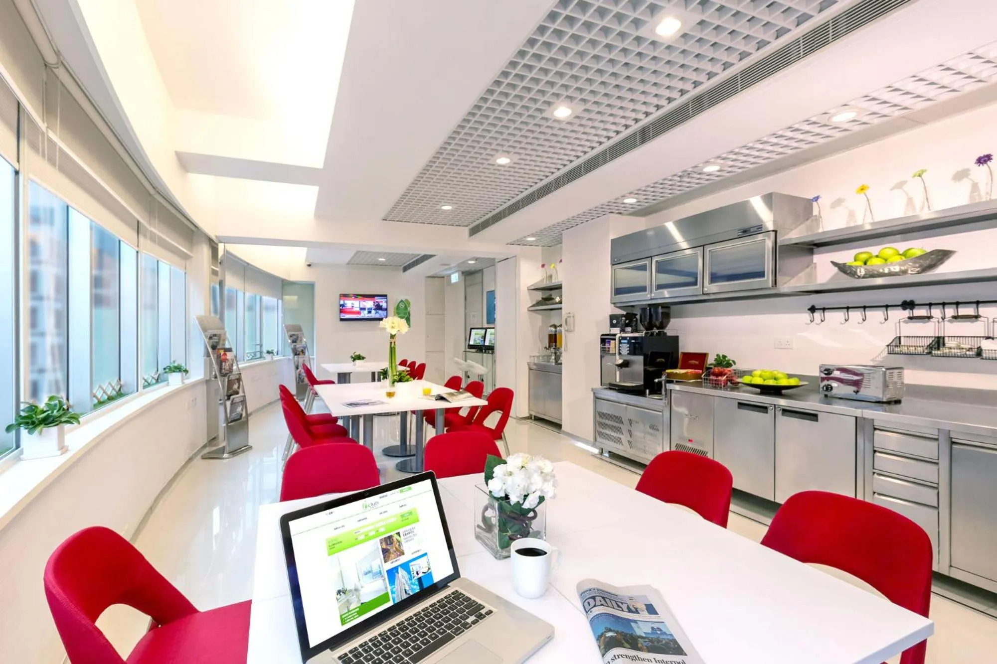 Communal lounge/ TV room in iclub Wan Chai Hotel