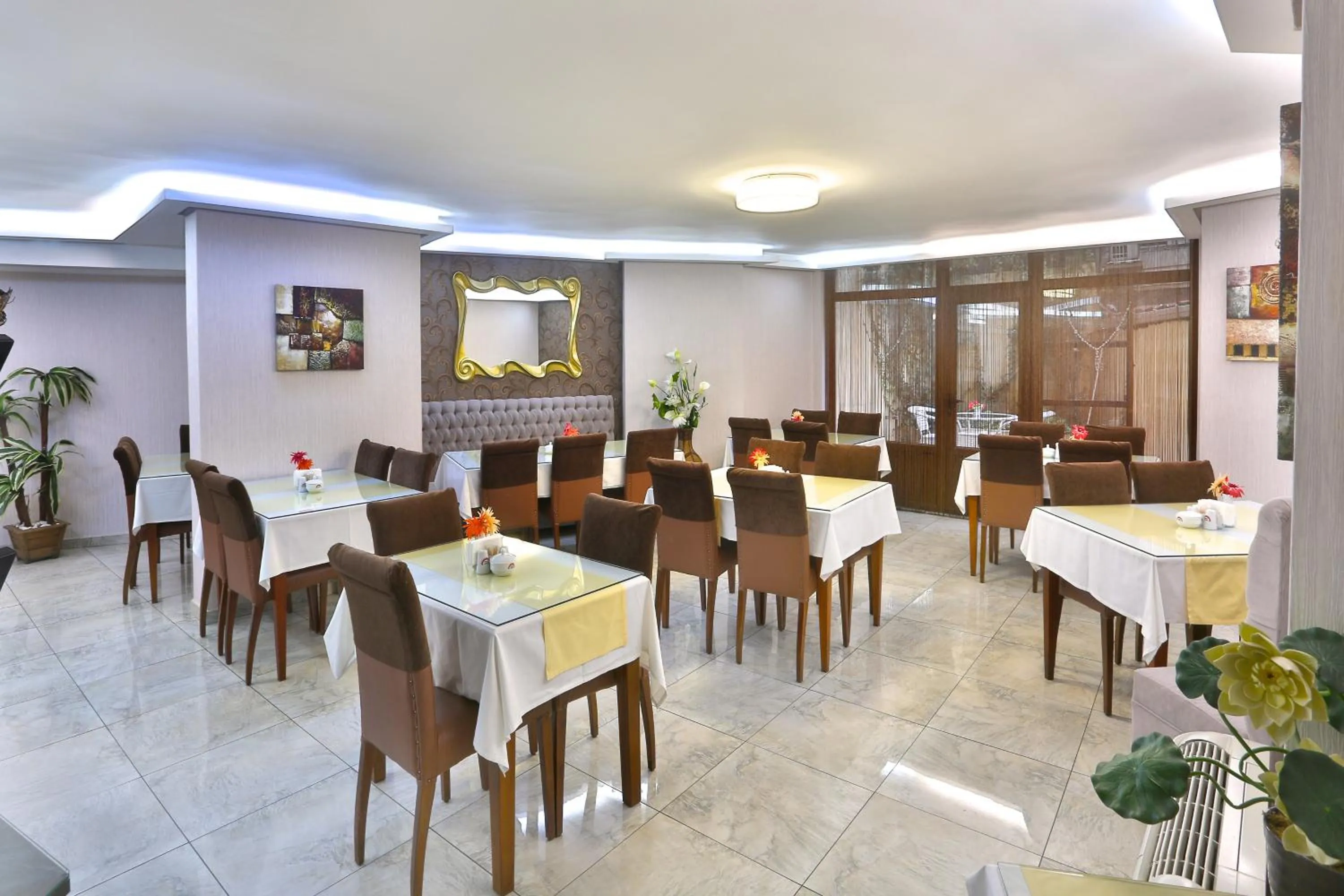 Restaurant/places to eat in Budo Hotel