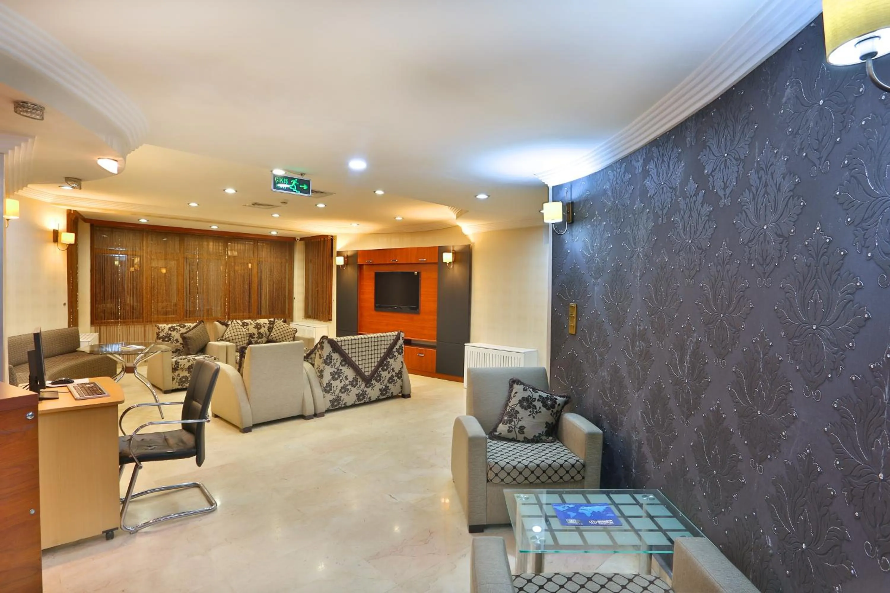 Communal lounge/ TV room in Budo Hotel