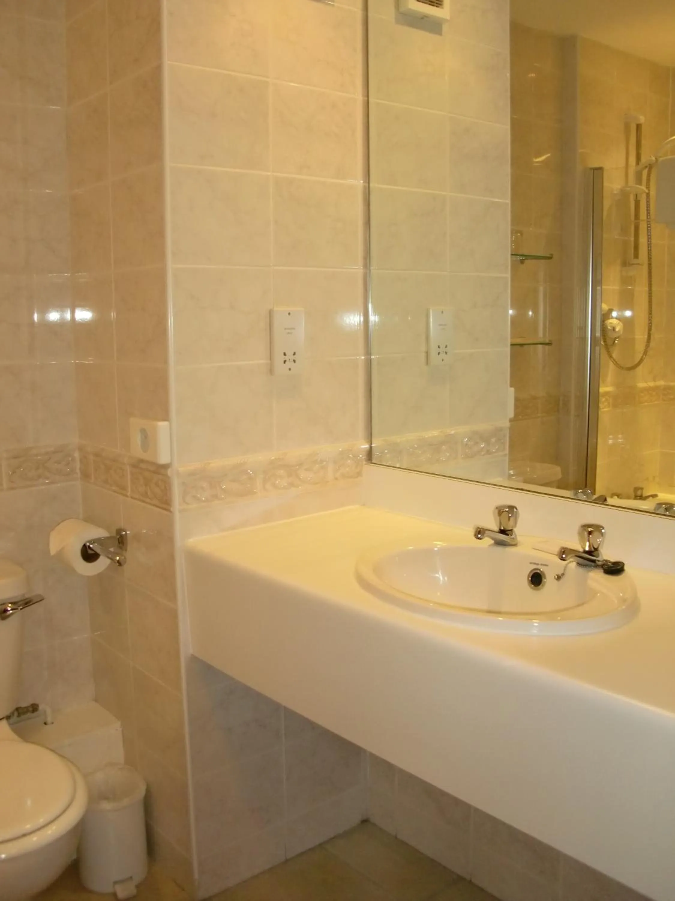 Bathroom in The Devil's Punchbowl Hotel