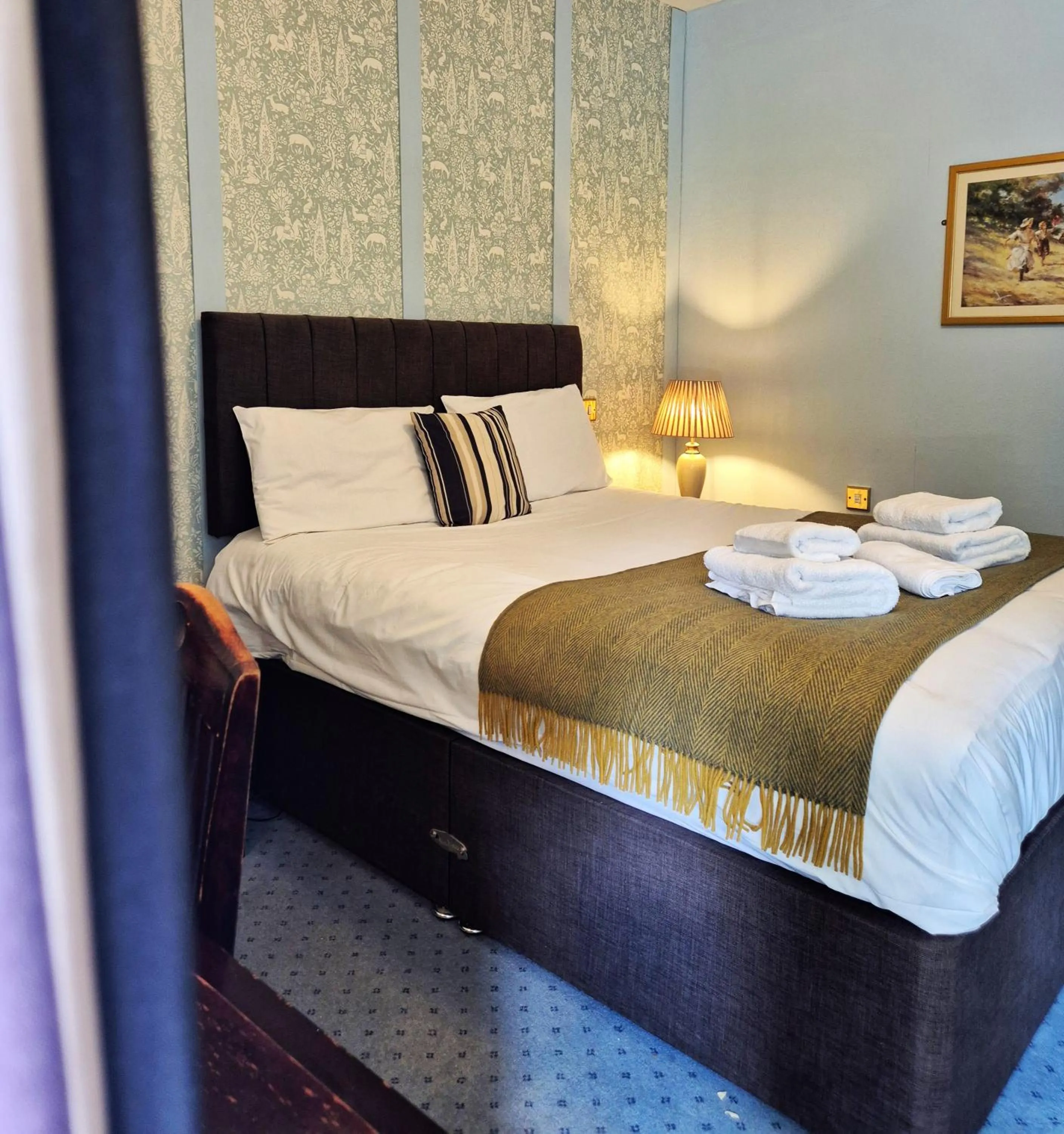 Bedroom, Bed in The Devil's Punchbowl Hotel