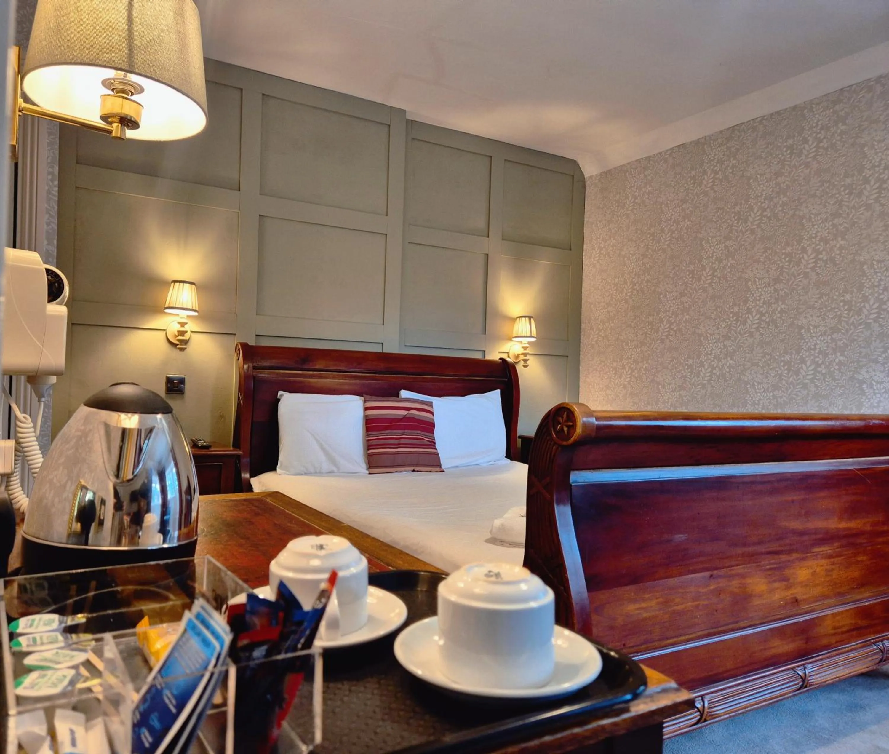 Bedroom, Bed in The Devil's Punchbowl Hotel